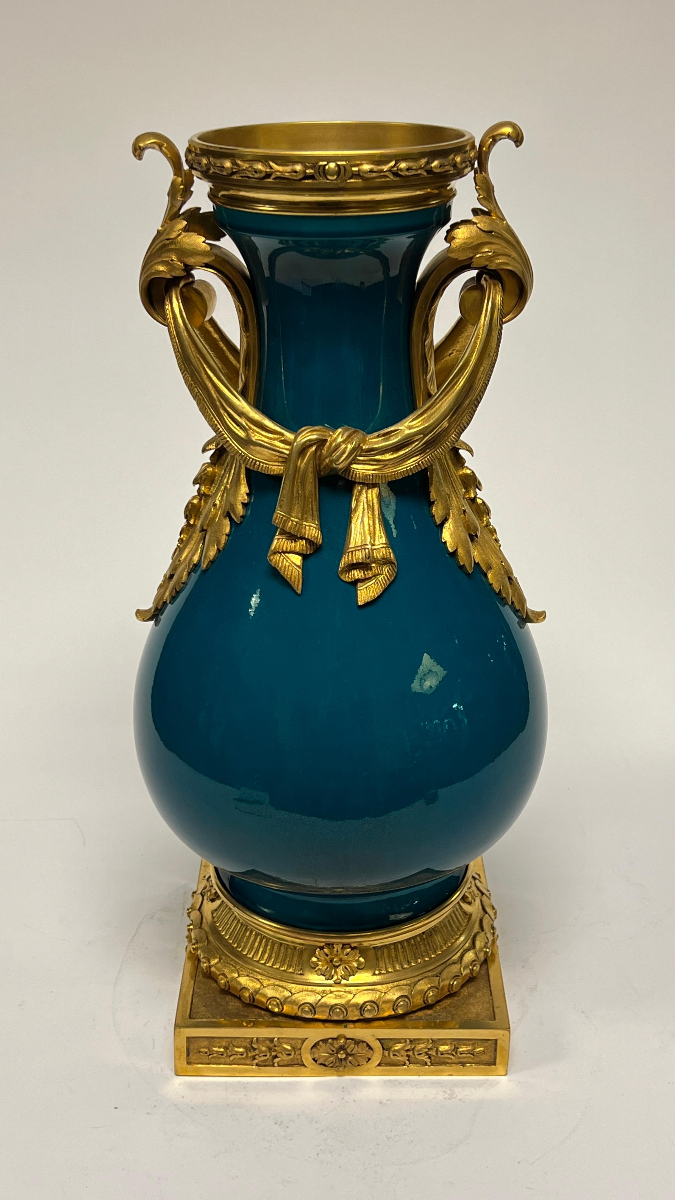 Vaso di porcellana francese con montatura in bronzo e smalto turchese in vendita 7