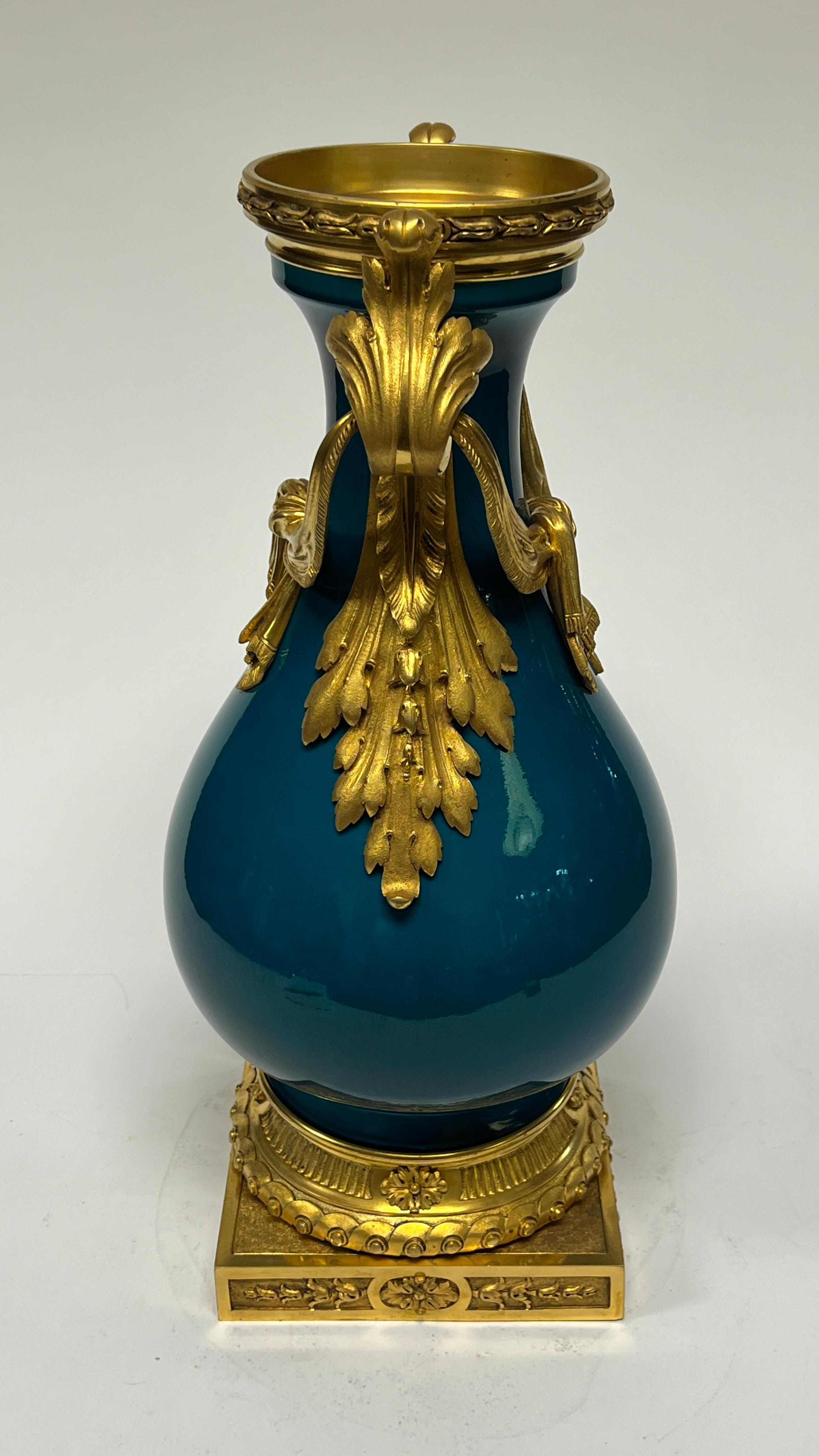 Vaso di porcellana francese con montatura in bronzo e smalto turchese in vendita 8