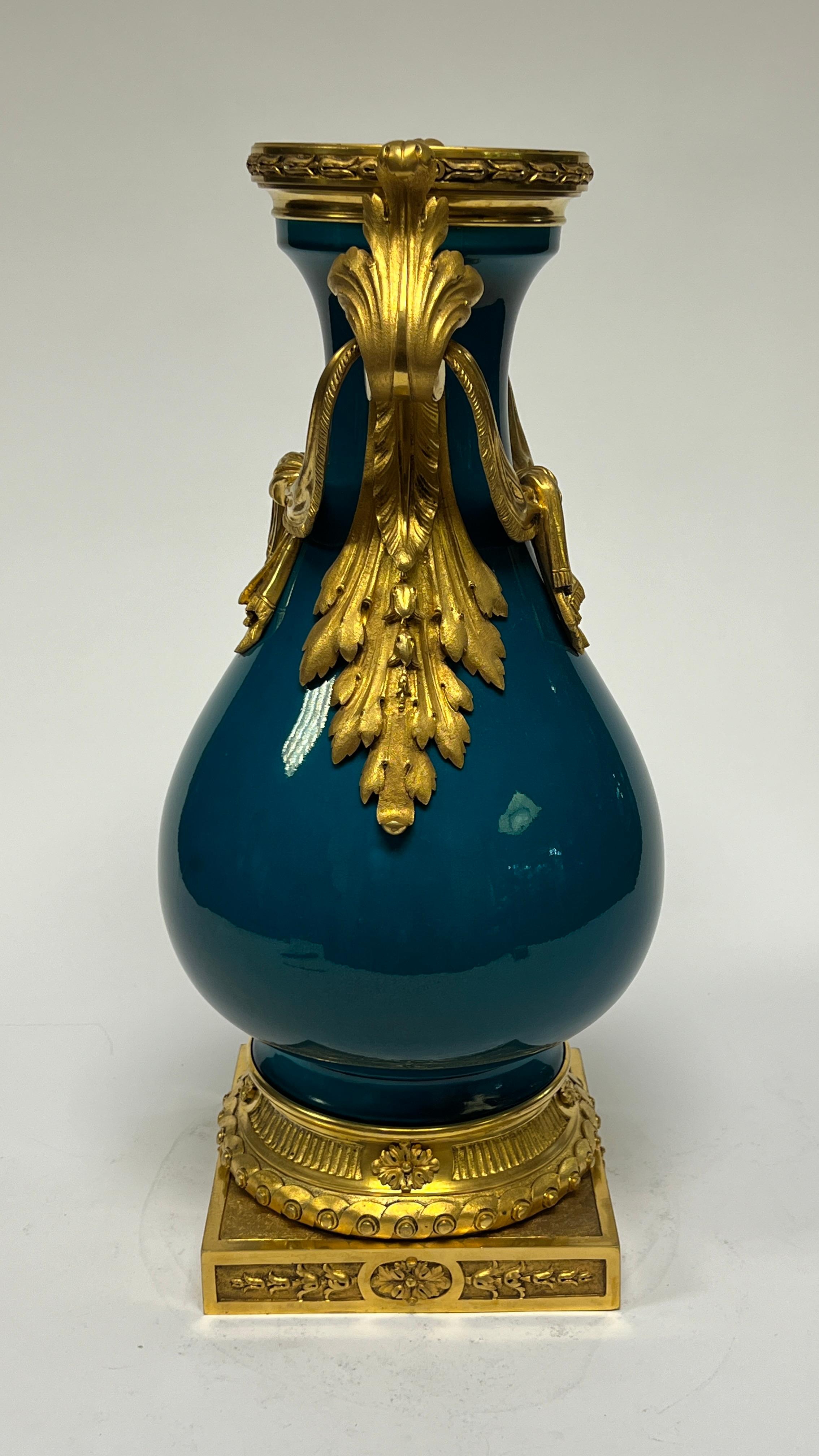 Vaso di porcellana francese con montatura in bronzo e smalto turchese in vendita 9