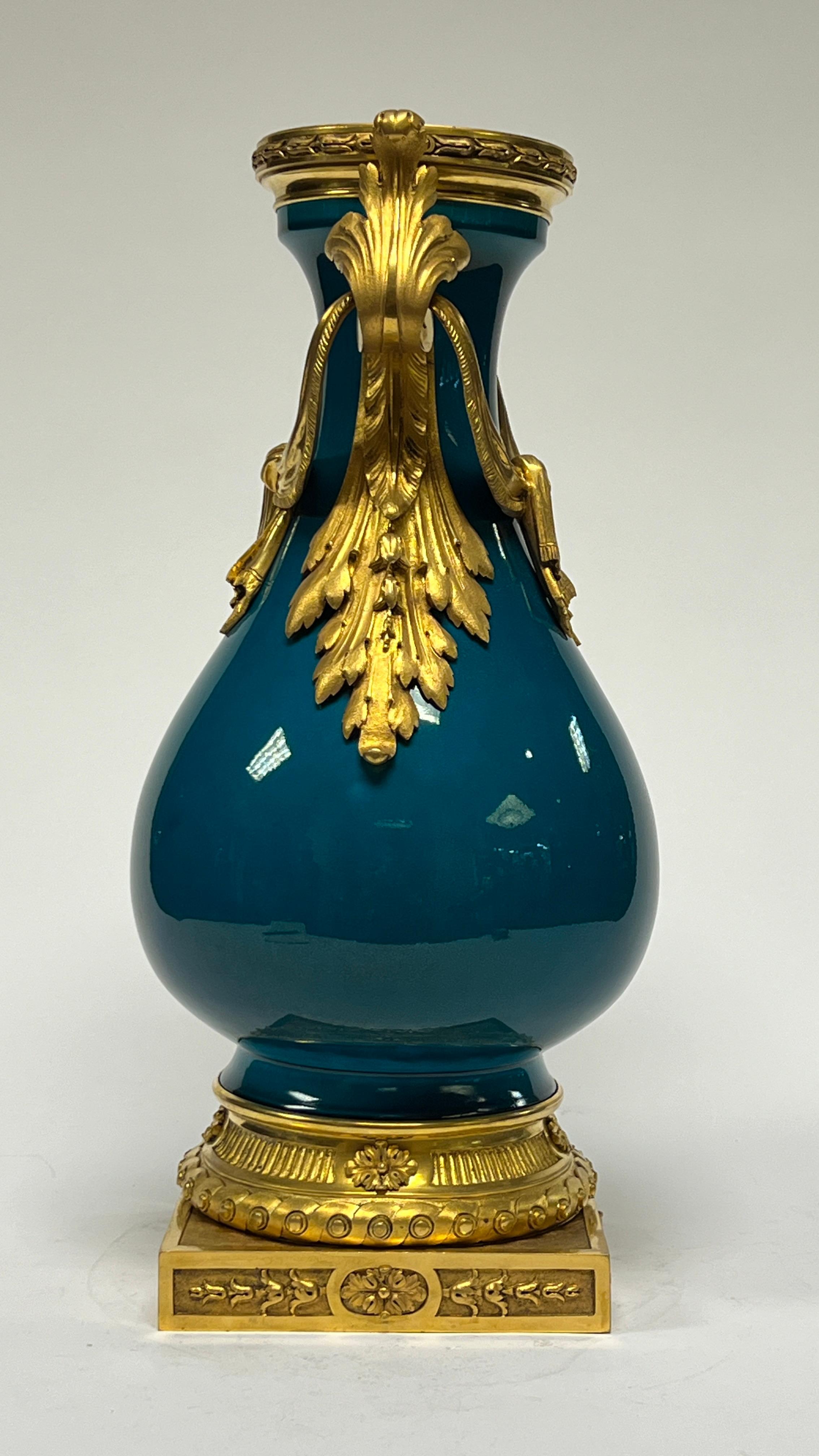 Vaso di porcellana francese con montatura in bronzo e smalto turchese in vendita 10
