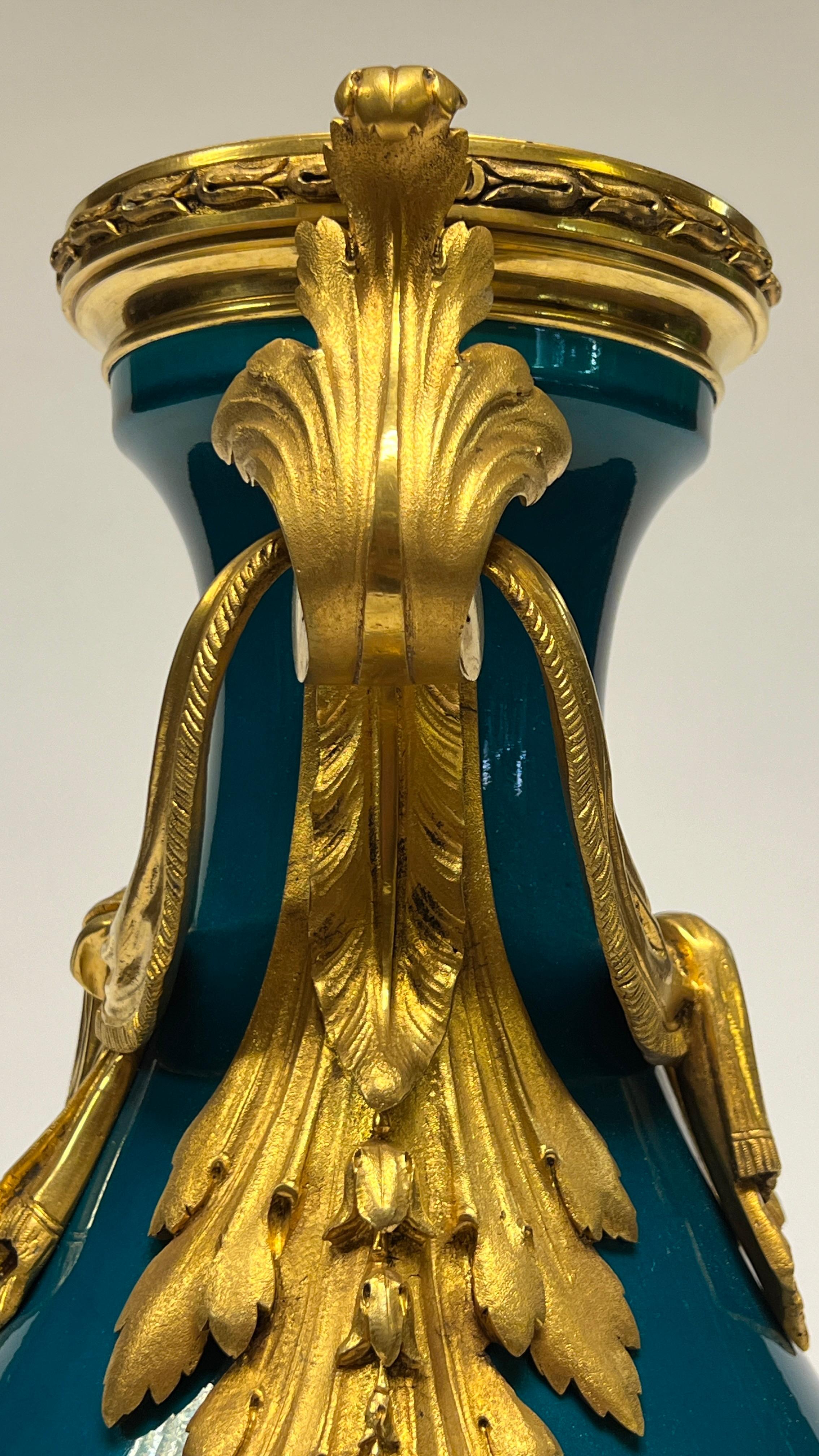 Francese Vaso di porcellana francese con montatura in bronzo e smalto turchese in vendita