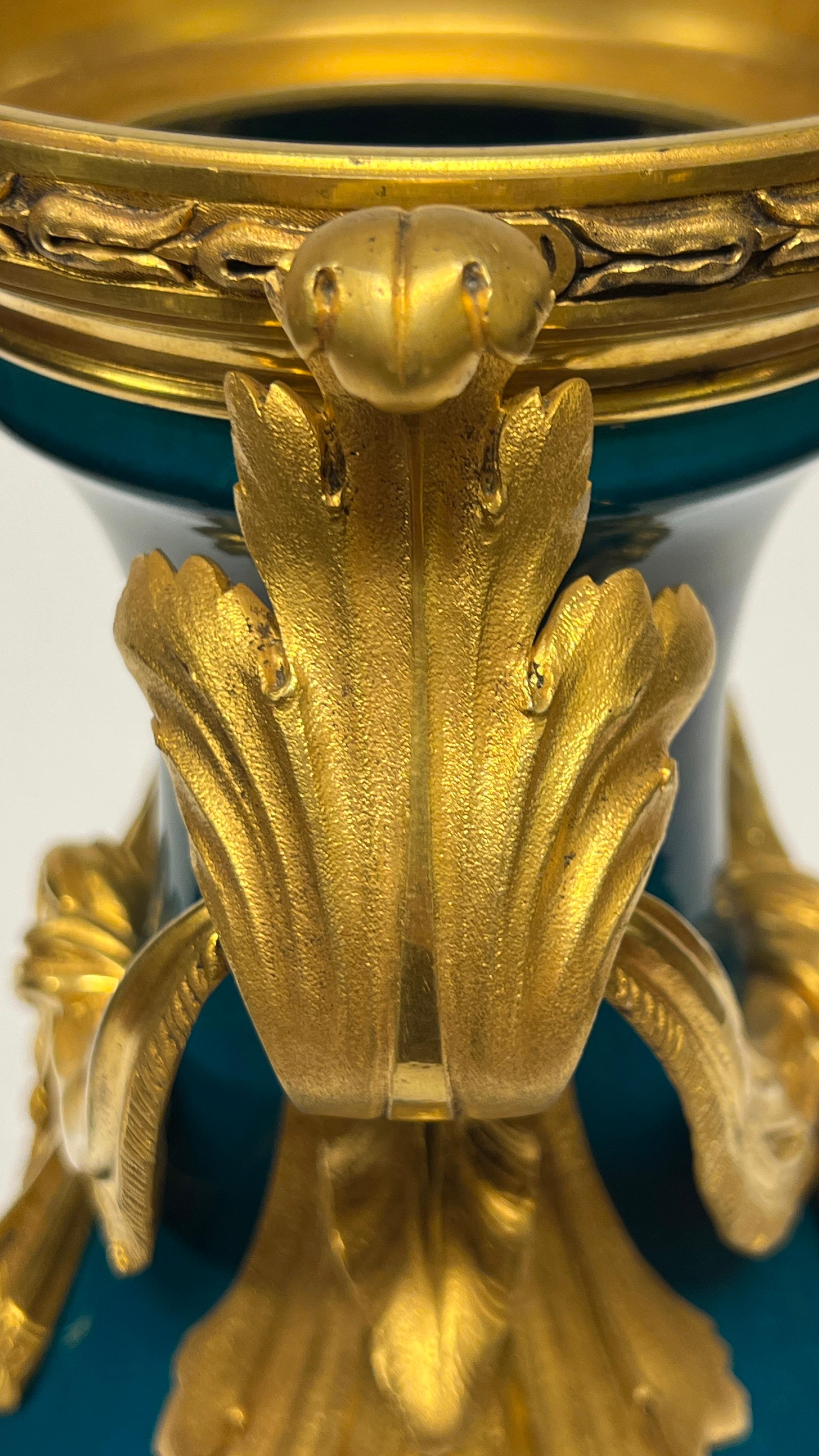 Dorato Vaso di porcellana francese con montatura in bronzo e smalto turchese in vendita