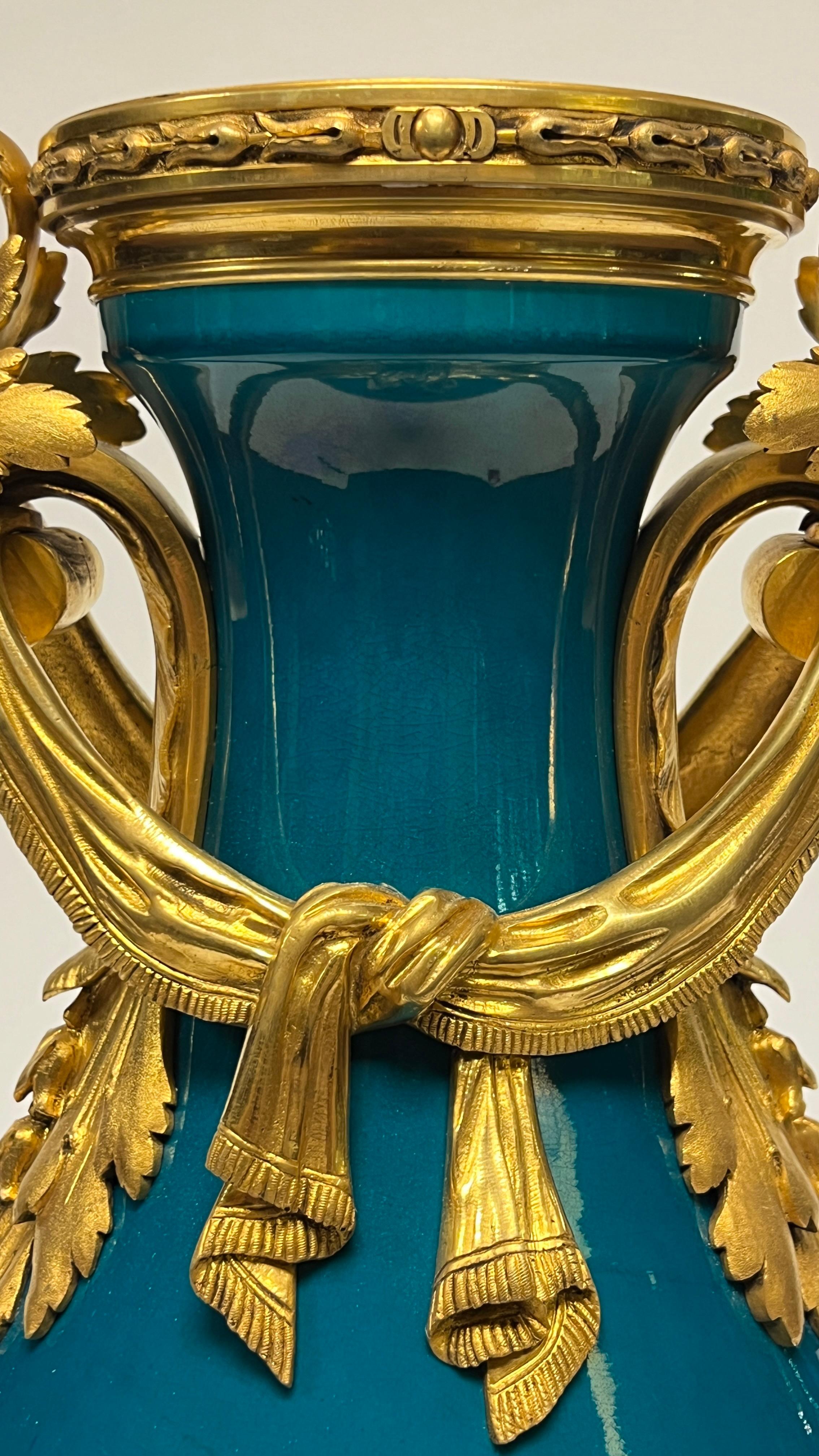 XIX secolo Vaso di porcellana francese con montatura in bronzo e smalto turchese in vendita