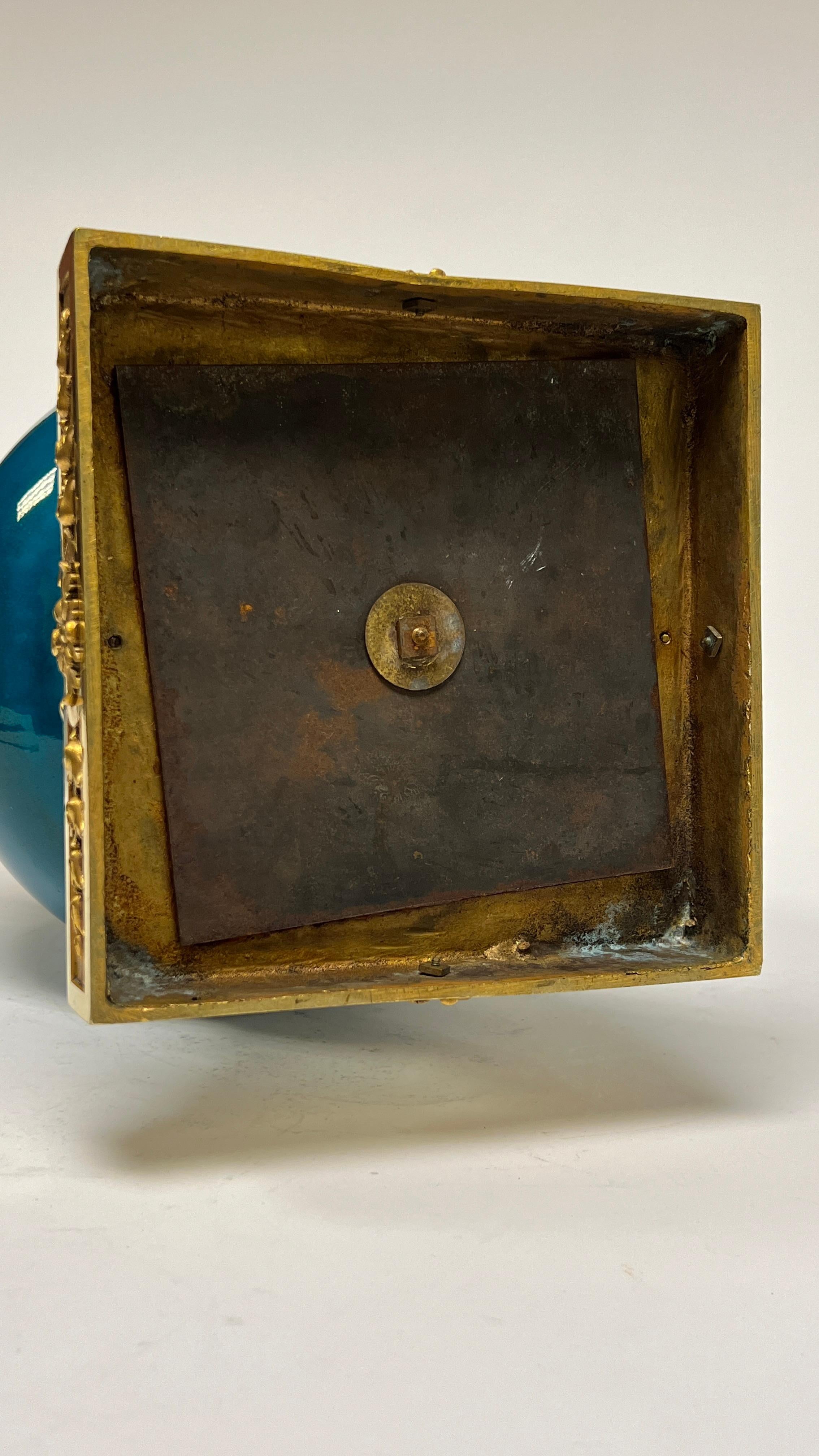 Bronzo Vaso di porcellana francese con montatura in bronzo e smalto turchese in vendita