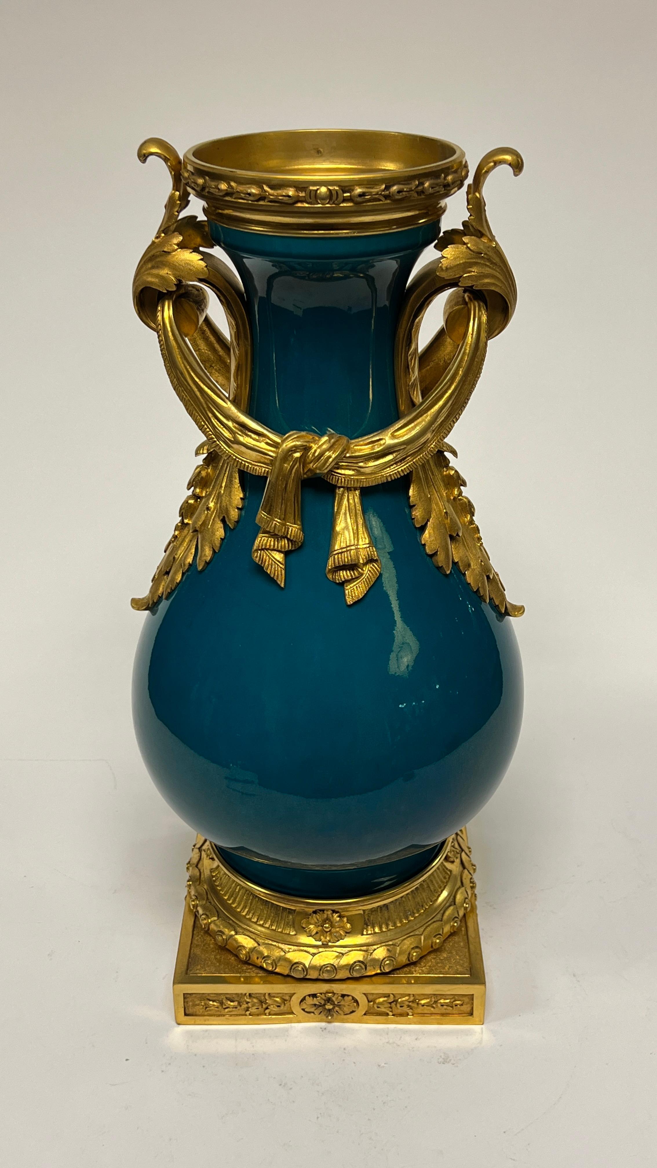 Vaso di porcellana francese con montatura in bronzo e smalto turchese in vendita 1