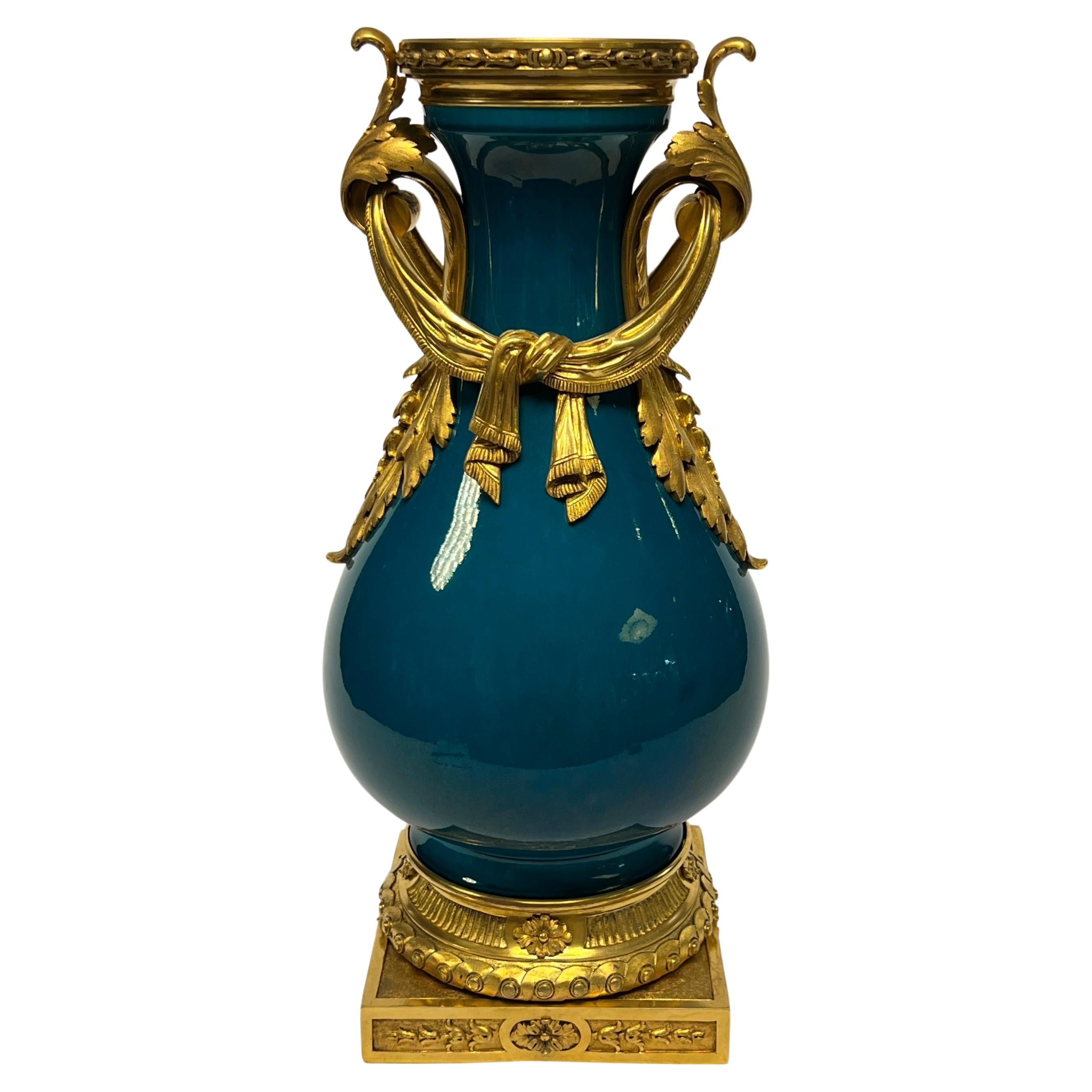 Vaso di porcellana francese con montatura in bronzo e smalto turchese in vendita