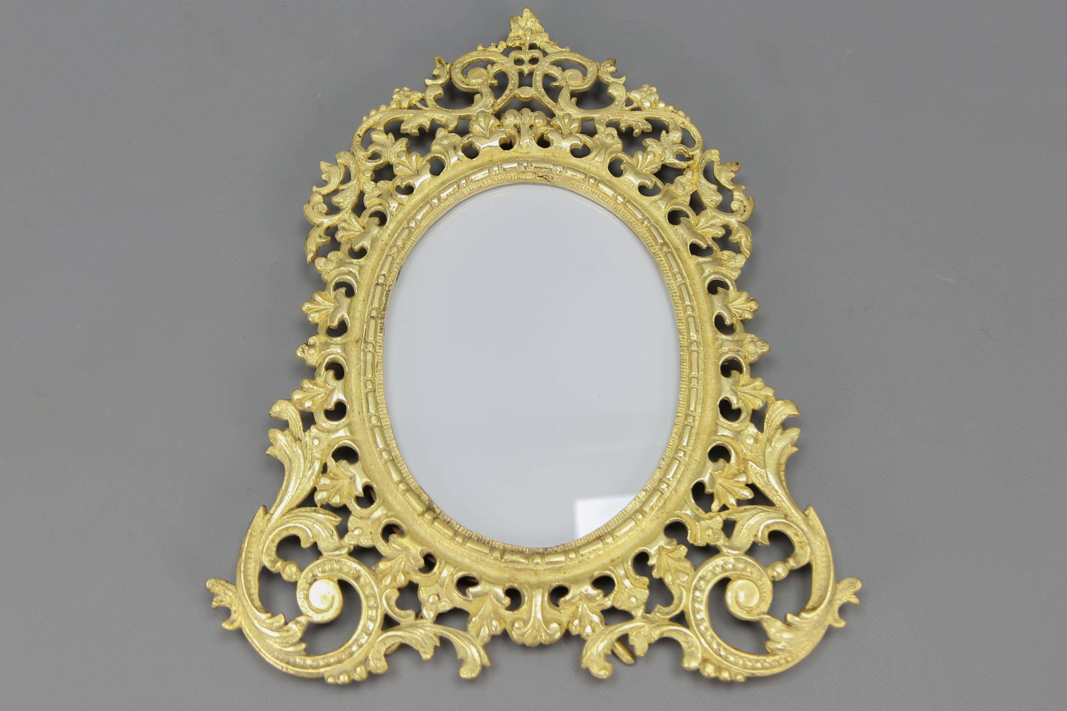 French Bronze Neoclassical Style Round Desktop Picture Frame, Late 19th Century For Sale 8