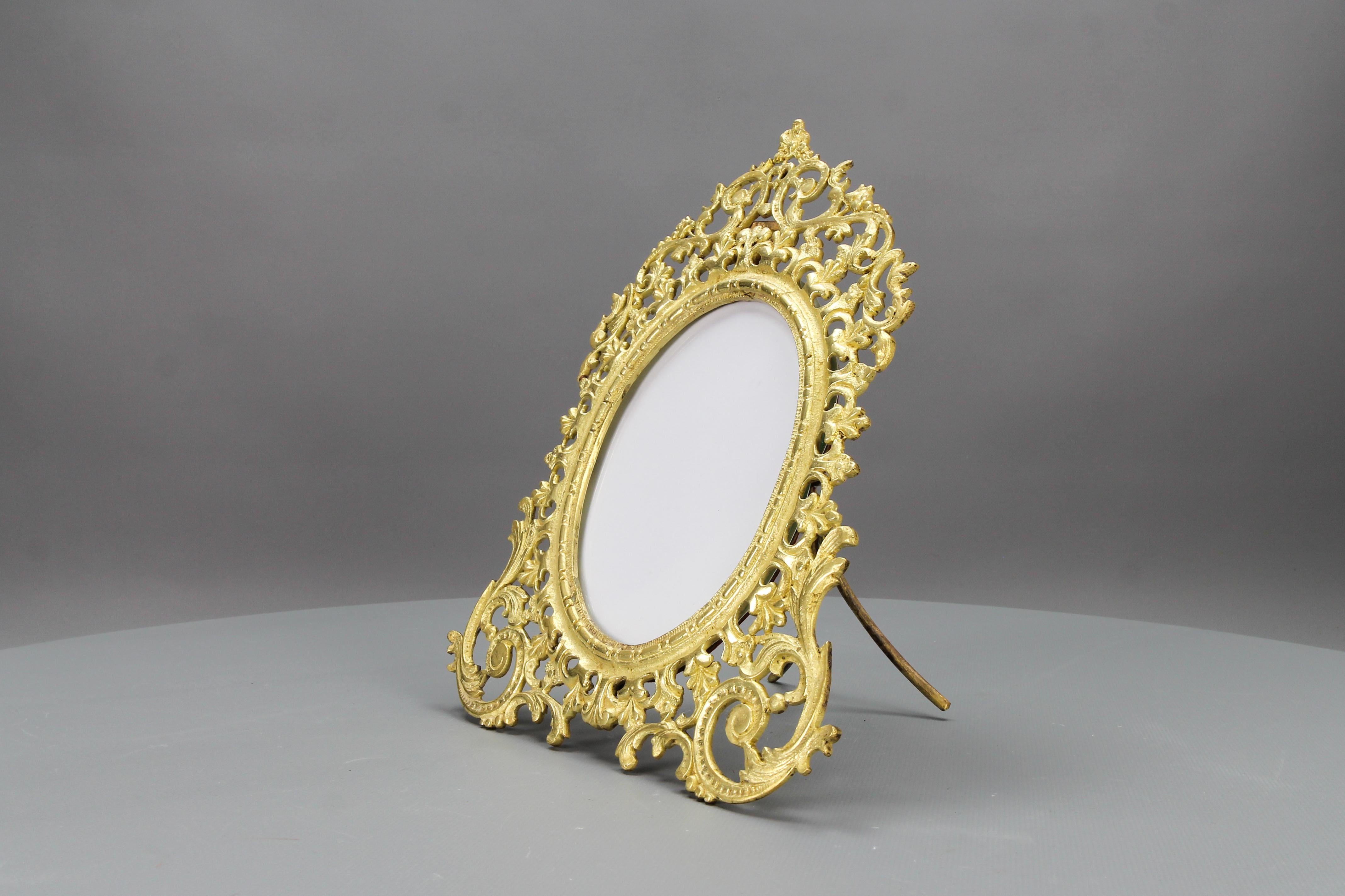 French Bronze Neoclassical Style Round Desktop Picture Frame, Late 19th Century For Sale 3