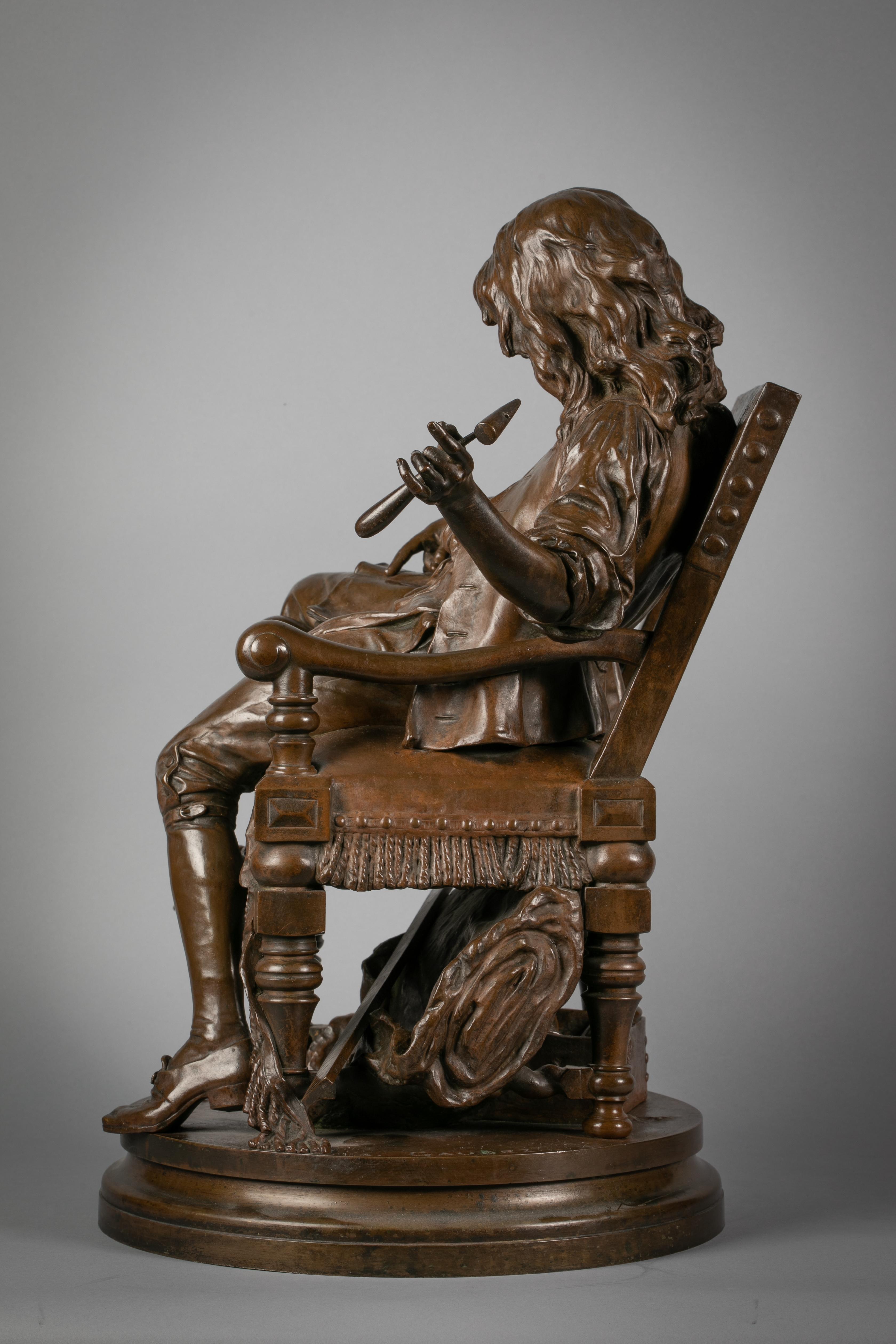 Junge in sitzender Pose mit einem aufgeschlagenen Buch auf dem Schoß. Auf einem drehbaren runden Sockel. Mit diesem Modell stellt Gaudez (gest. 1902) eine bekannte Begebenheit aus dem Leben eines Tapeziererlehrlings nach, der zum berühmten