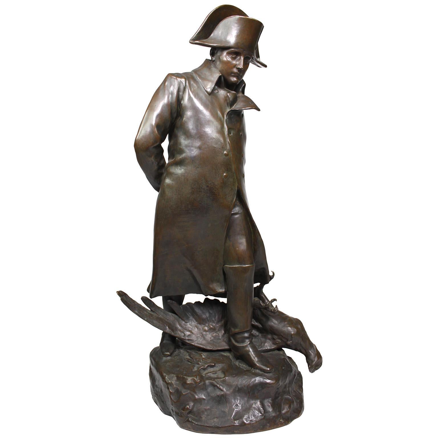 Bronzo francese di grandi dimensioni dell'inizio del XX secolo raffigurante Napoleone in marcia a Waterloo, realizzato su modello di Marius Jean Antonin Mercié (francese, 1845-1916). L'imponente scultura in bronzo con patina marrone raffigura la