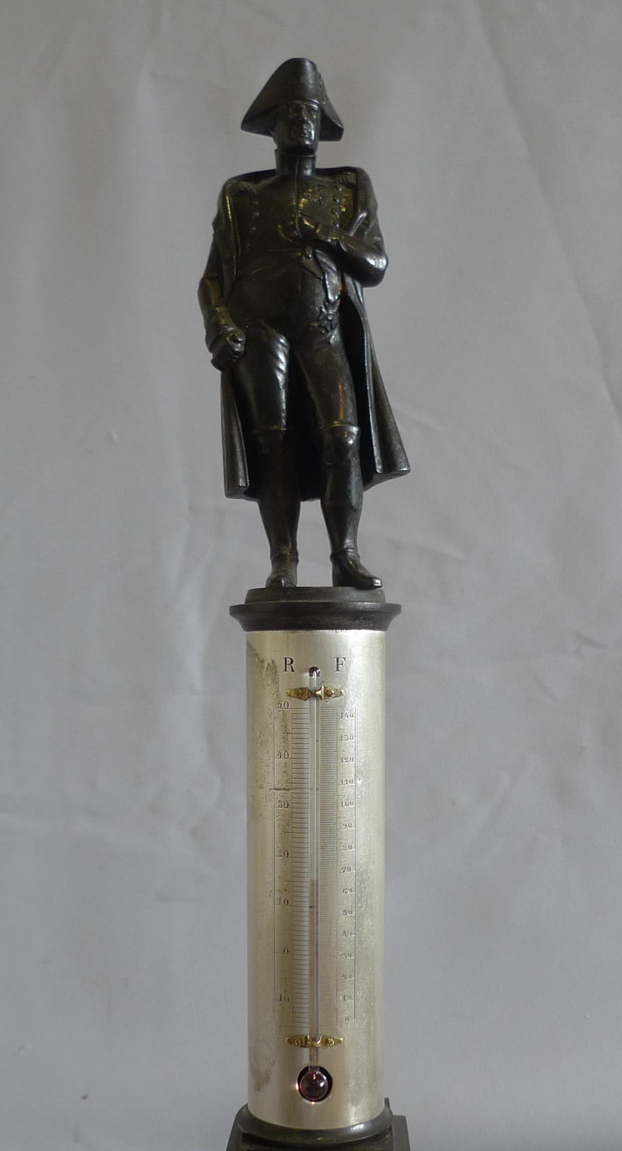 Patinato Bronzo francese di Napoleone in piedi su una colonna che incorpora un termometro in vendita