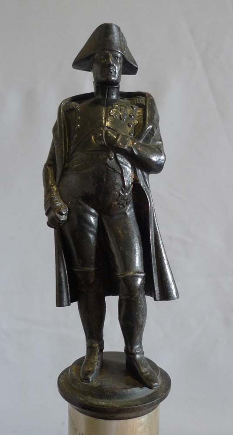 Bronzo francese di Napoleone in piedi su una colonna che incorpora un termometro In condizioni buone in vendita a London, GB
