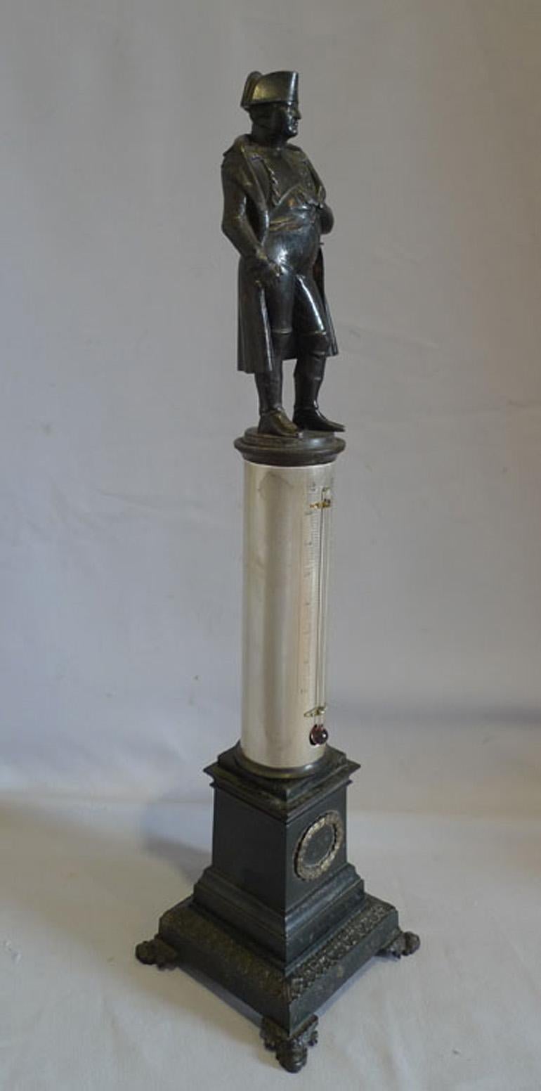 Bronzo francese di Napoleone in piedi su una colonna che incorpora un termometro in vendita 1