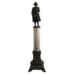 Bronce francés de Napoleón de pie sobre una columna que incorpora un termómetro