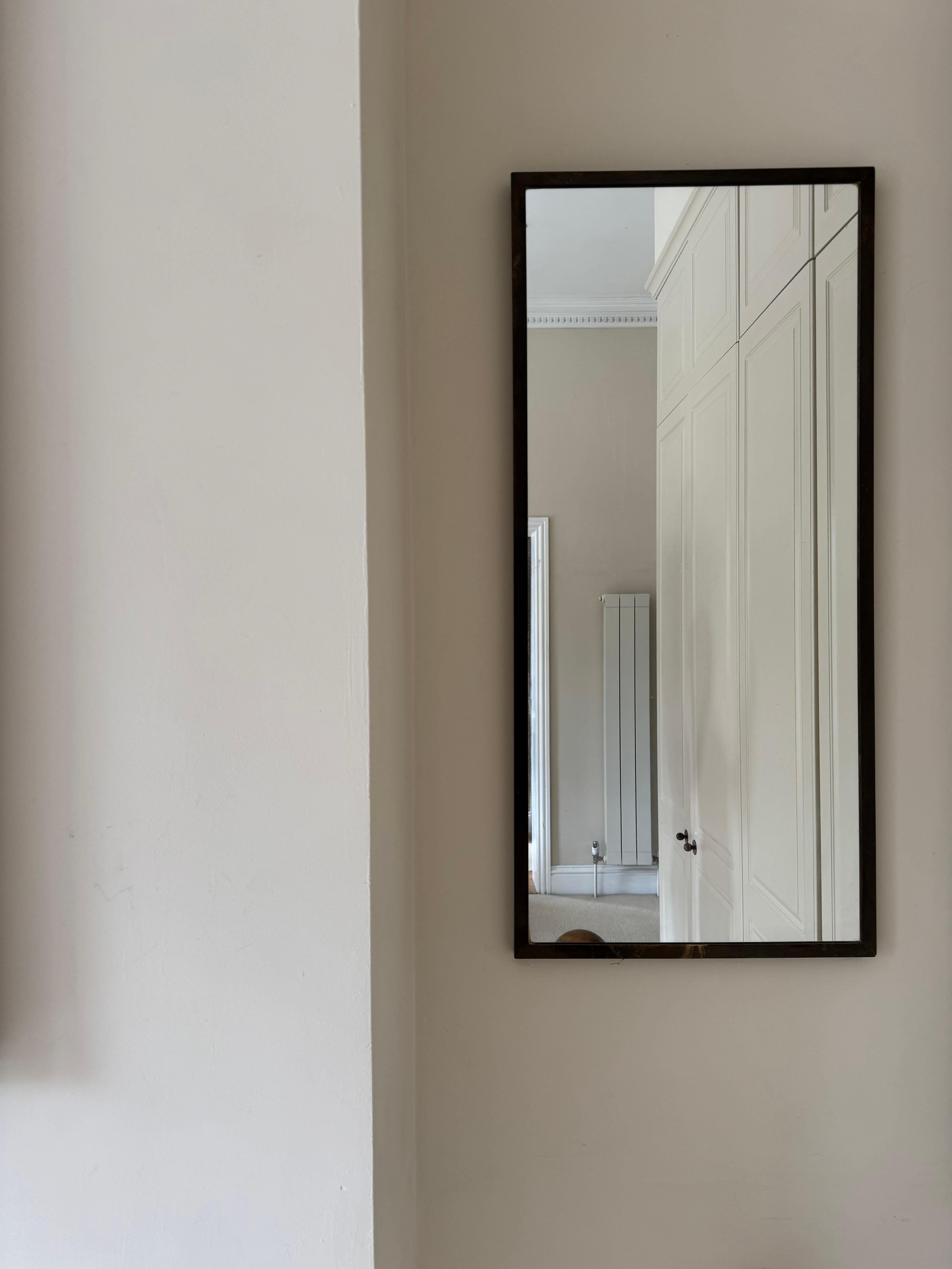 Mid-Century Modern Miroir à encadrement en métal doré patiné bronze français en vente