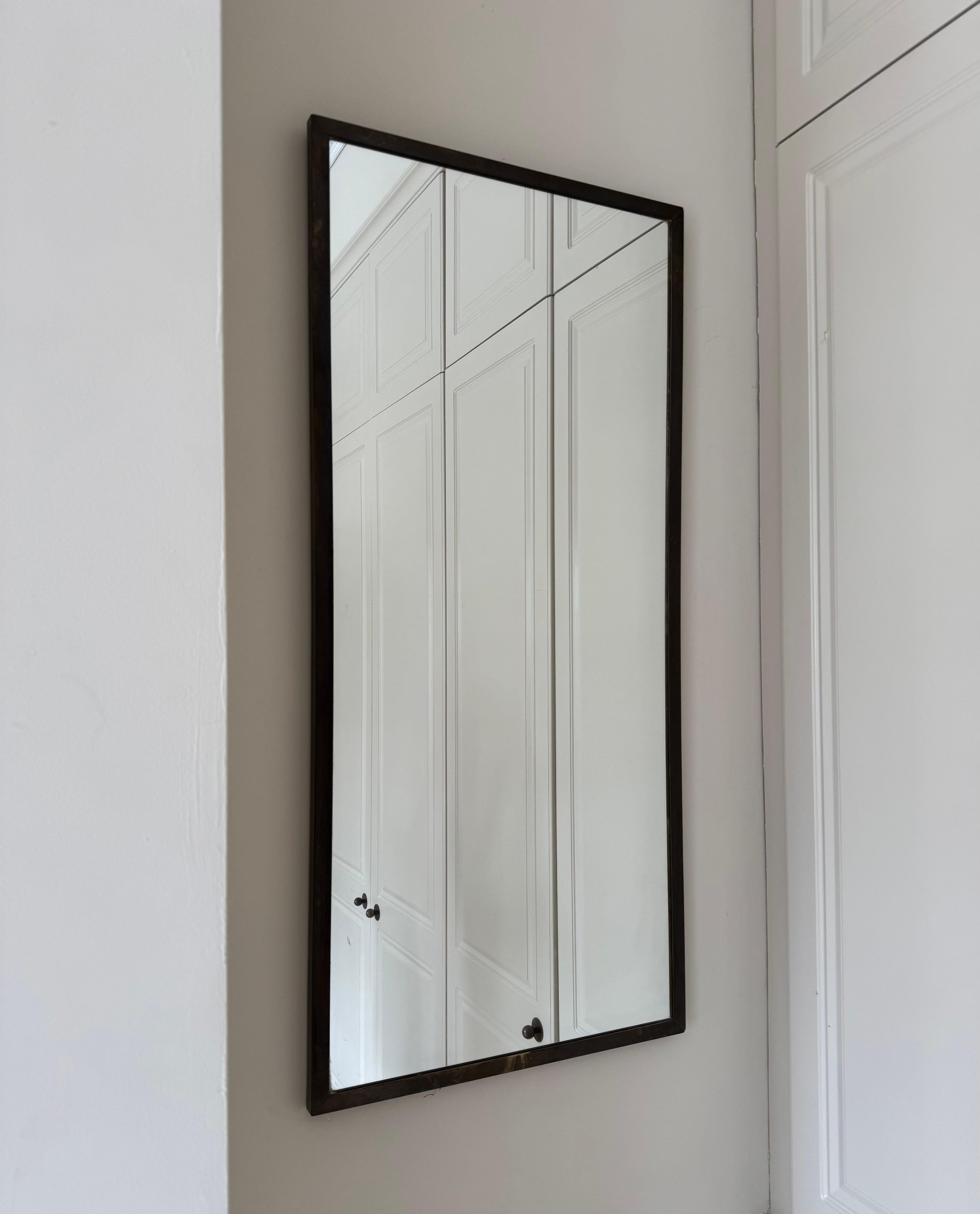 Patiné Miroir à encadrement en métal doré patiné bronze français en vente