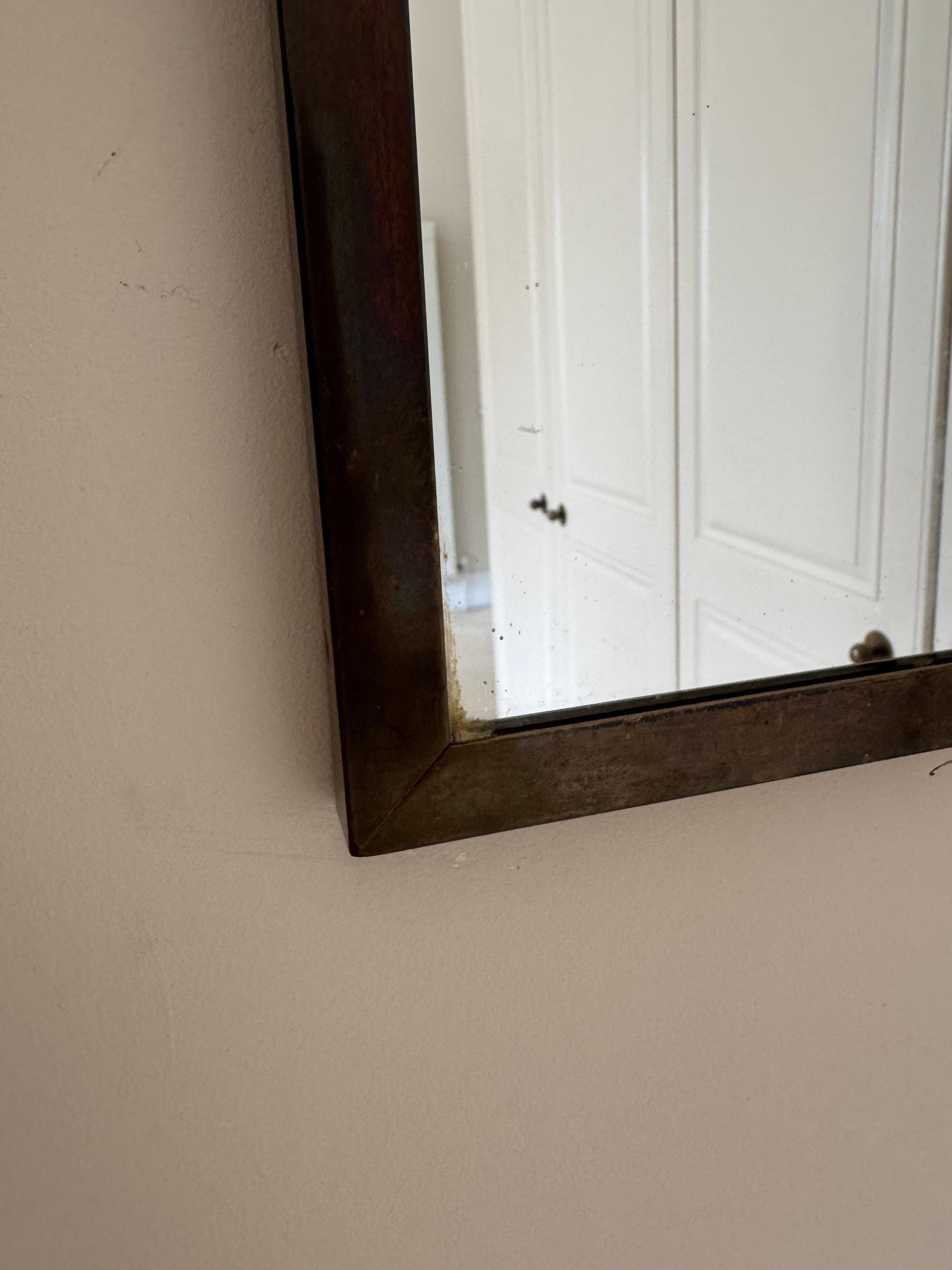 Miroir à encadrement en métal doré patiné bronze français Bon état - En vente à London, GB