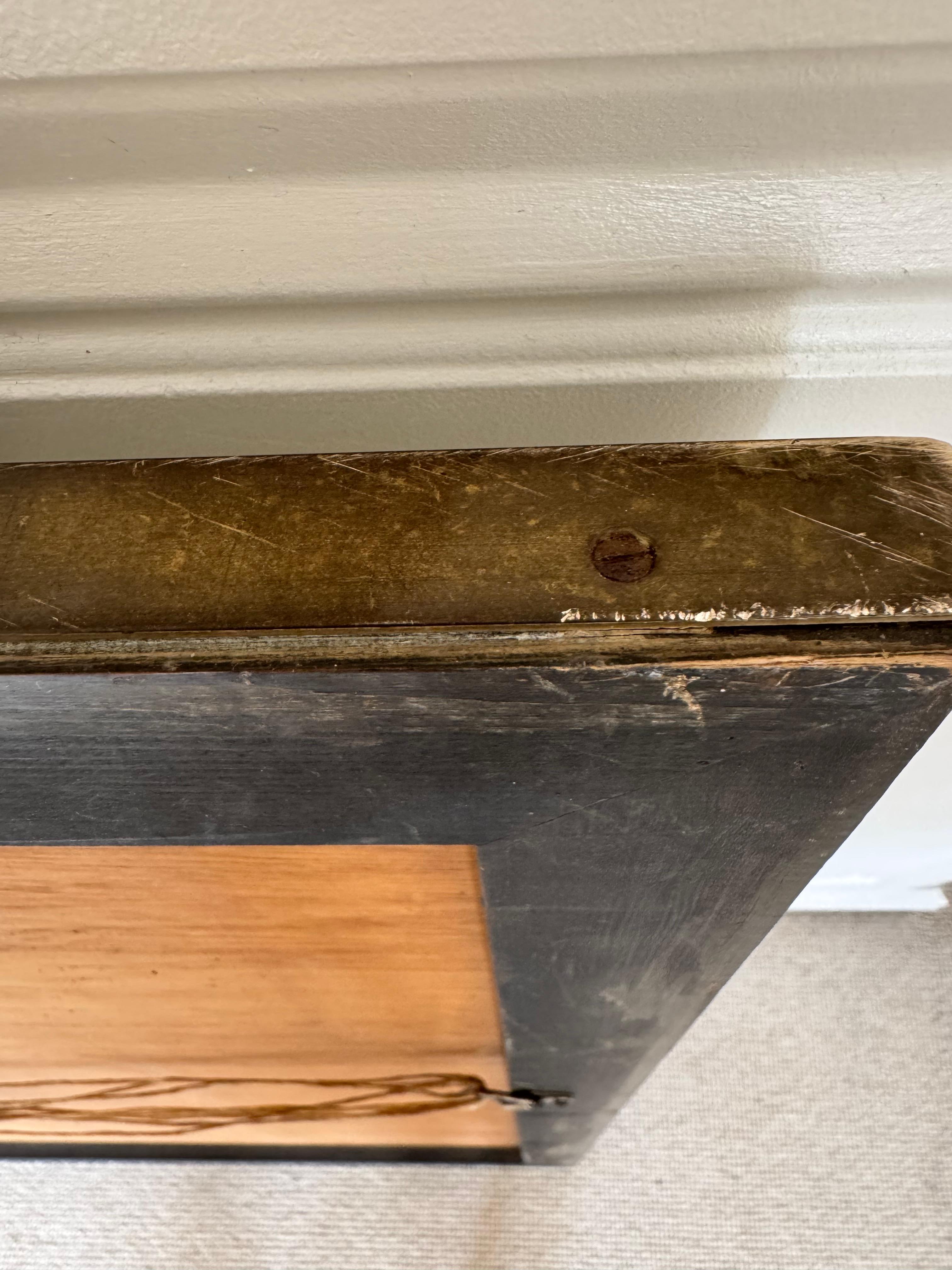 20ième siècle Miroir à encadrement en métal doré patiné bronze français en vente