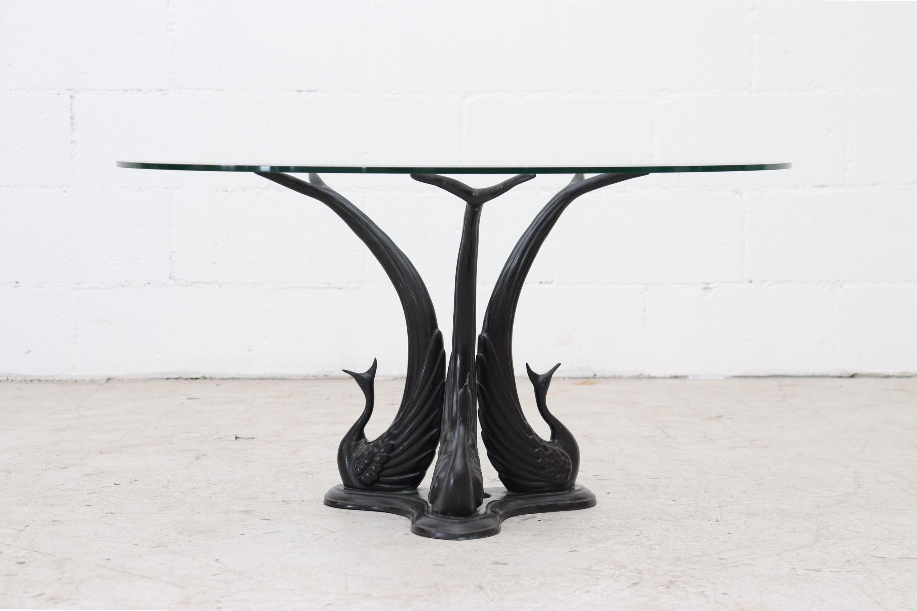 Delizioso tavolino da salotto o da caffè in bronzo con piano in vetro smussato e base scultorea con triplo pavone. In condizioni originali con usura visibile, coerente con l'età e l'uso. Sono disponibili altri tavolini scultorei, elencati