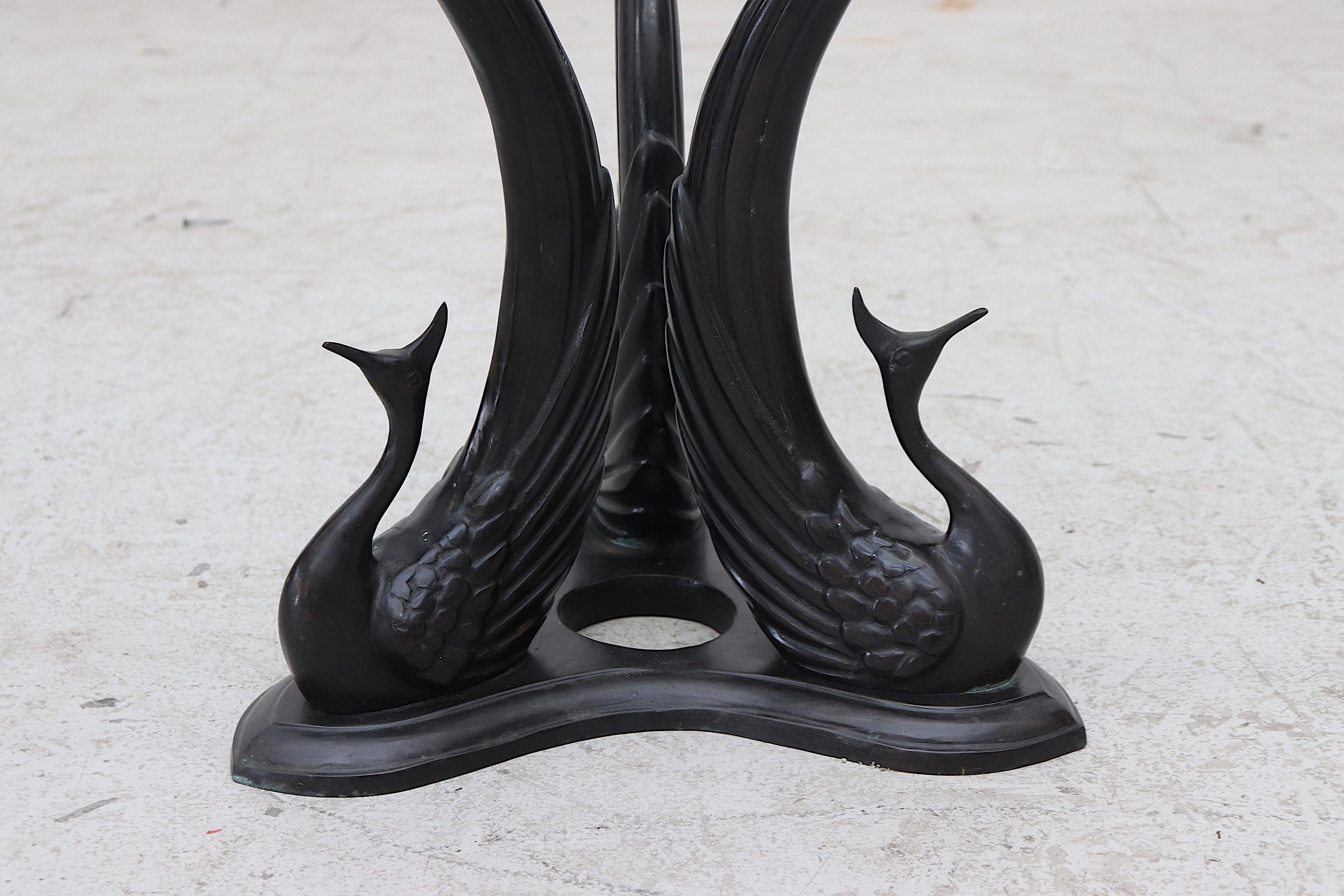 Fine XX secolo Tavolino da caffè con pavone scultoreo in bronzo francese e piano in vetro smussato in vendita