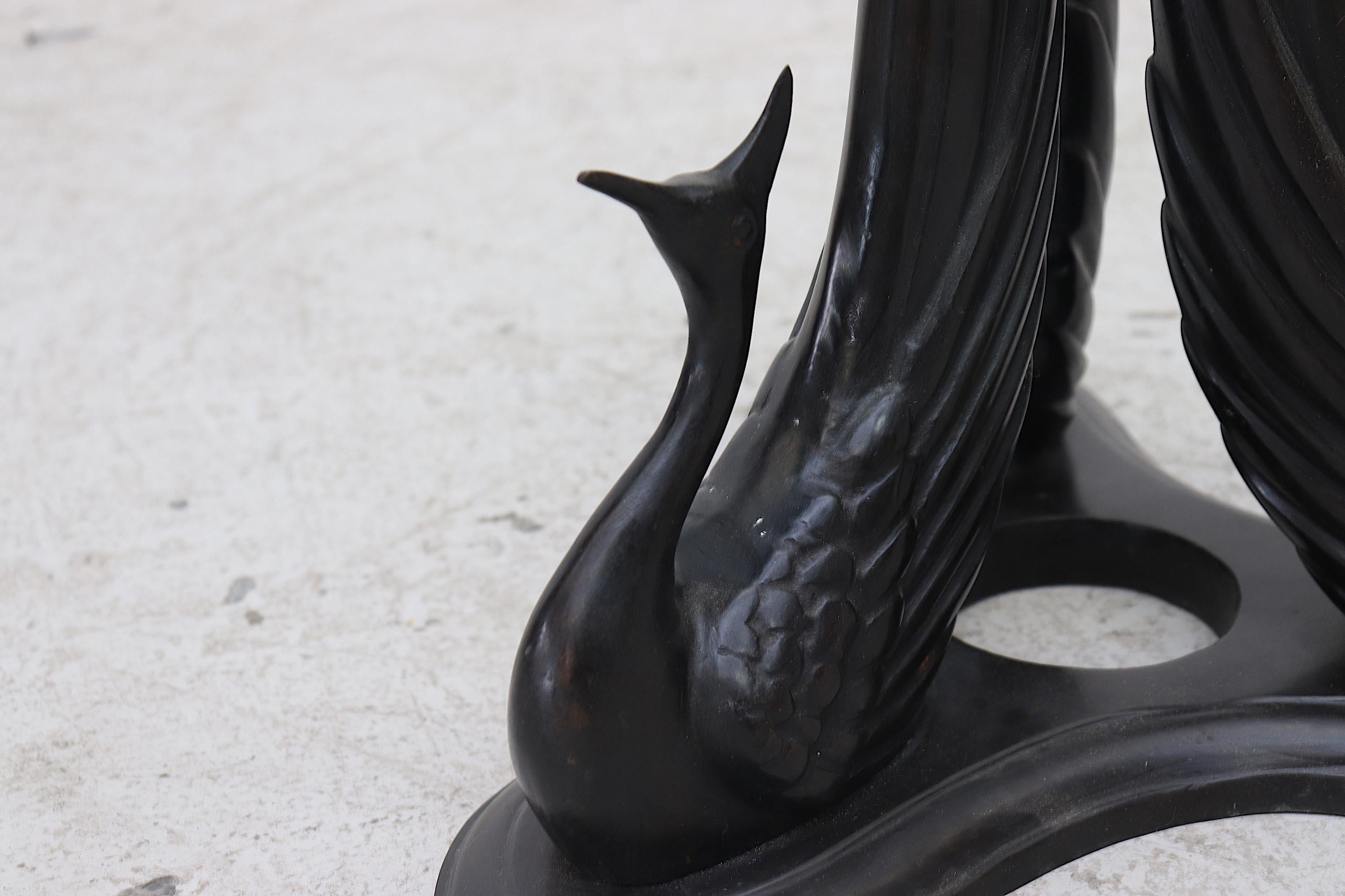 Bronzo Tavolino da caffè con pavone scultoreo in bronzo francese e piano in vetro smussato in vendita