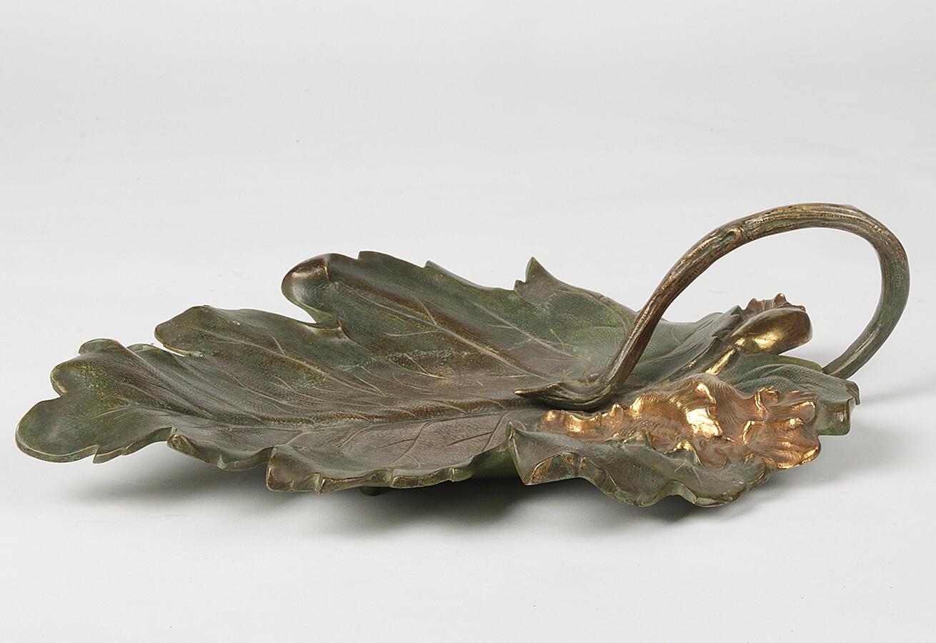 Beautiful bronze presentation tray in the shape of a leaf. The bronze is beautifully finely cast, the wood grain of the top looks lifelike. The bowl is patinated with multiple colors of green, brown and gold with beautiful nuances. Signed 'Giltay'.