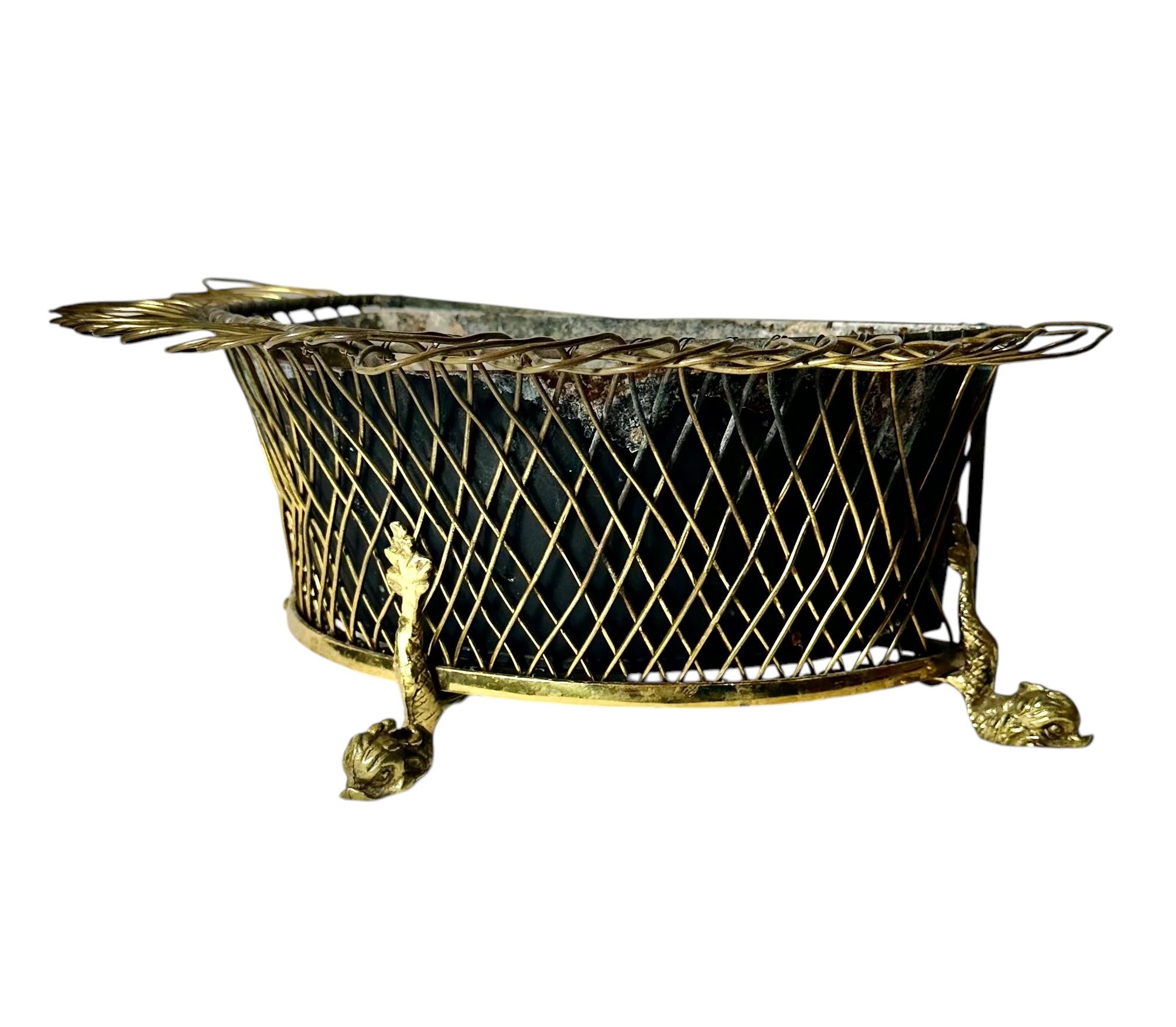 Un magnifico jardinière francese in bronzo della Reggenza, risalente al 1830 circa, con squisiti piedi a delfino che aggiungono un tocco di eleganza. Questo pezzo finemente lavorato vanta dettagli intricati e una ricca patina, mettendo in mostra