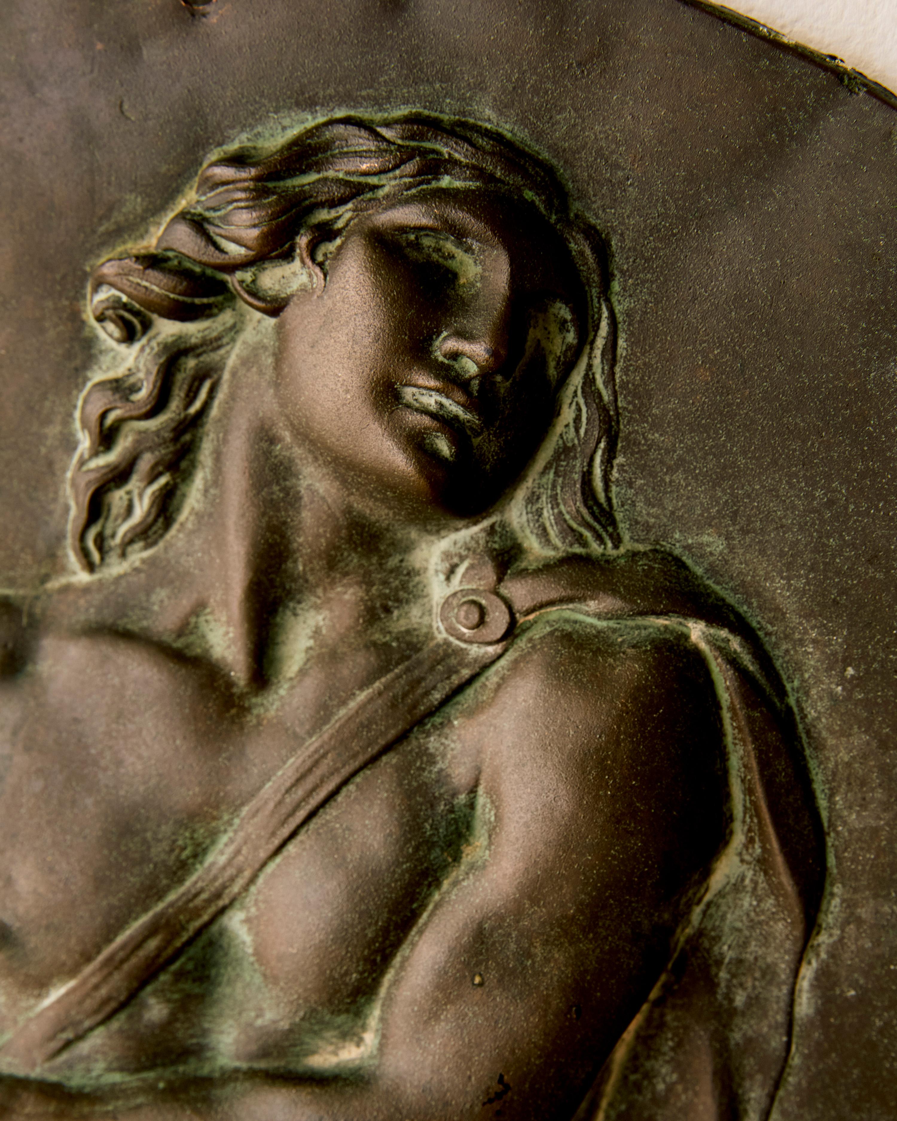 20ième siècle Plaque en relief en bronze français en vente
