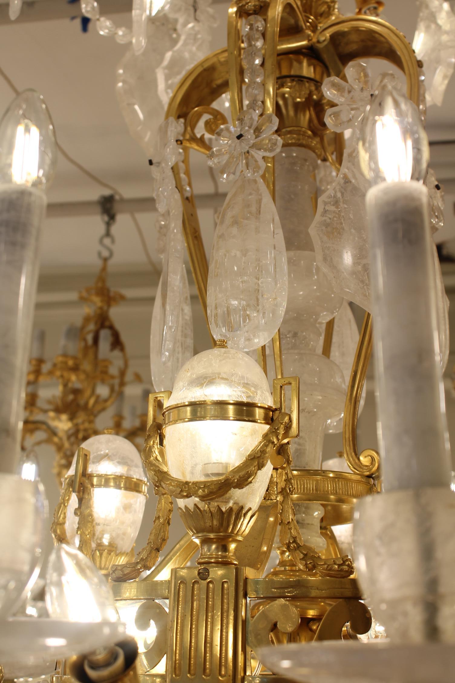 Bronzo francese  &  Lampadario in cristallo di rocca  38 luci in vendita 3