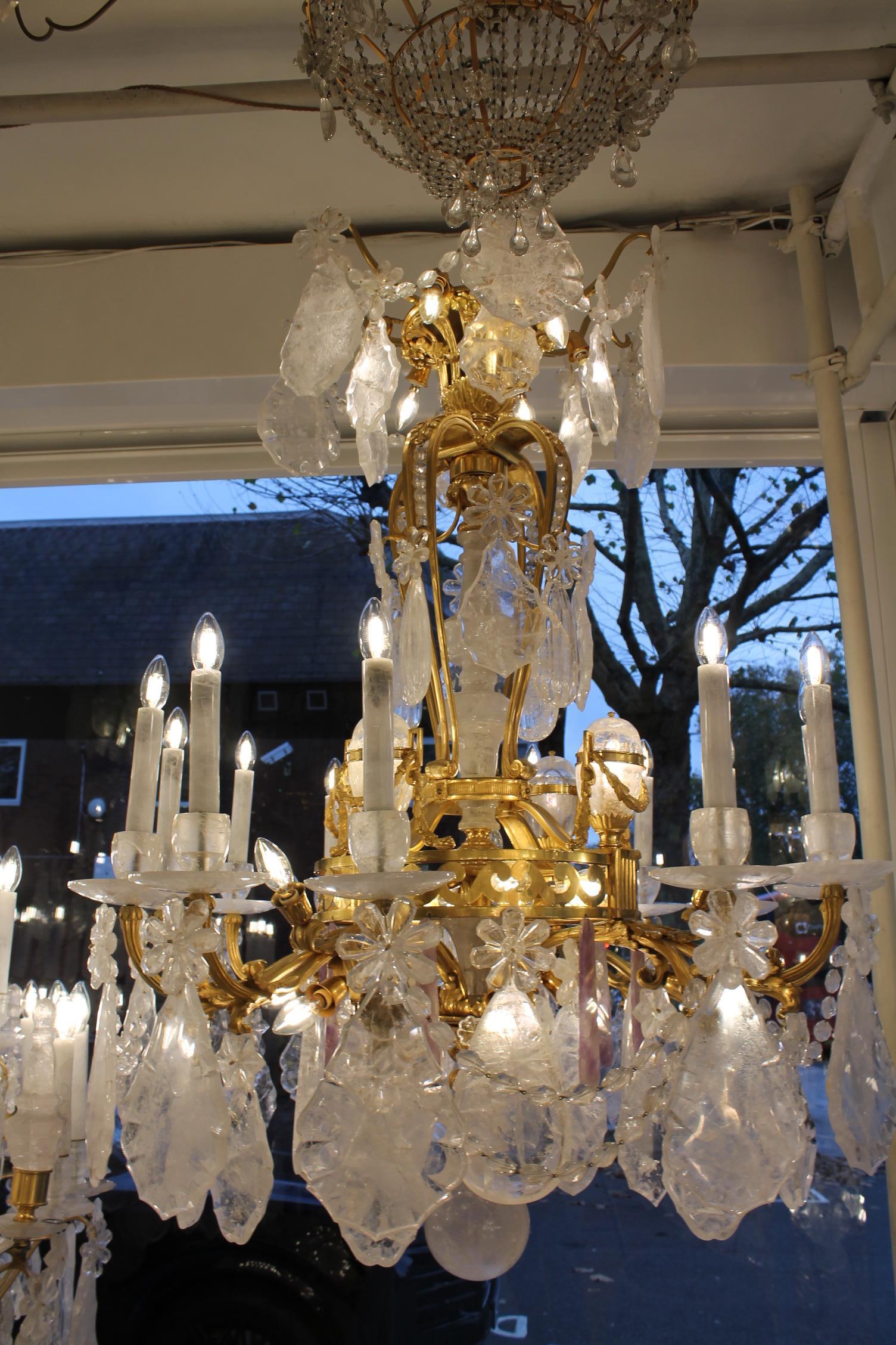 Bronzo francese  &  Lampadario in cristallo di rocca  38 luci in vendita 8