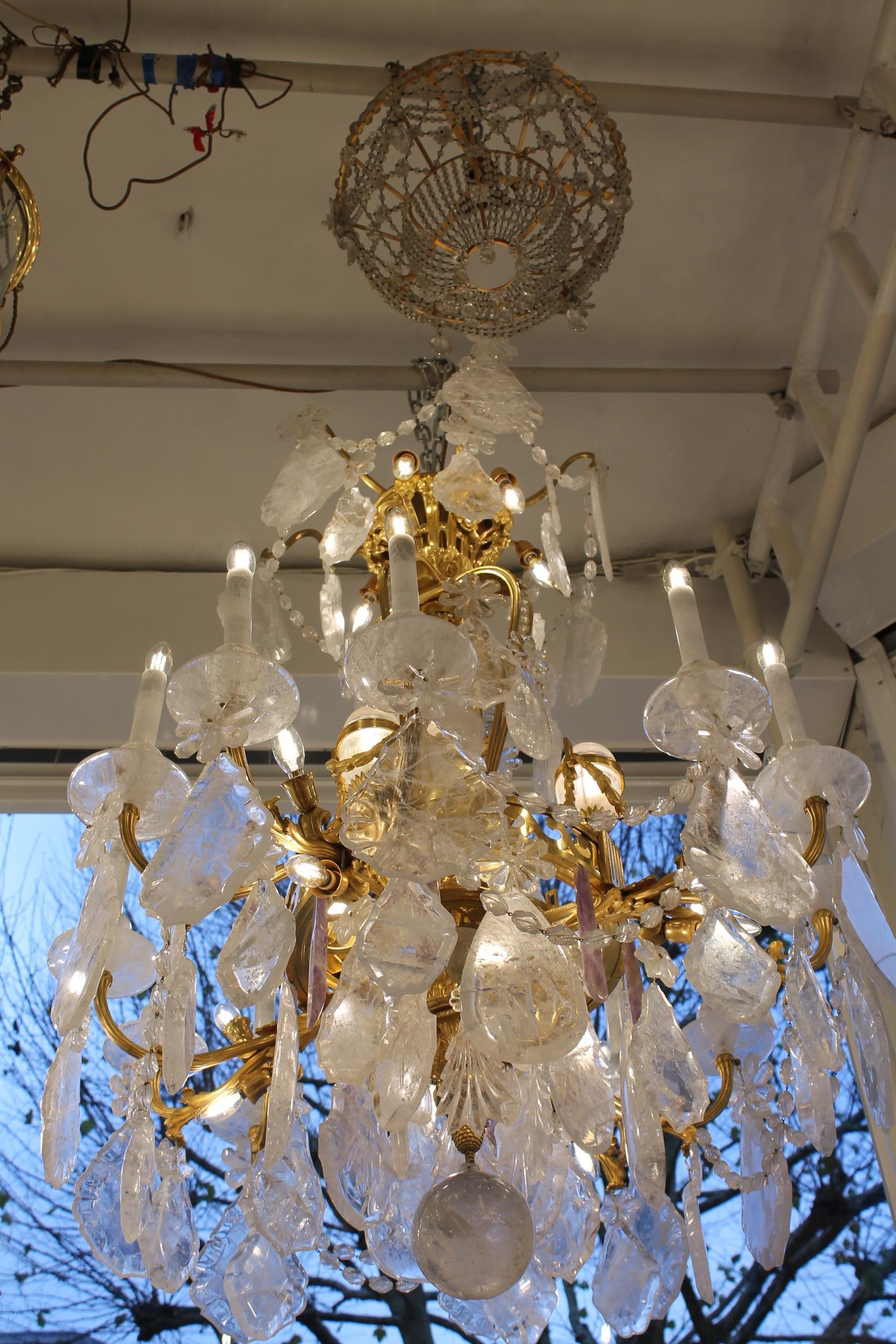 Bronzo francese  &  Lampadario in cristallo di rocca  38 luci in vendita 9