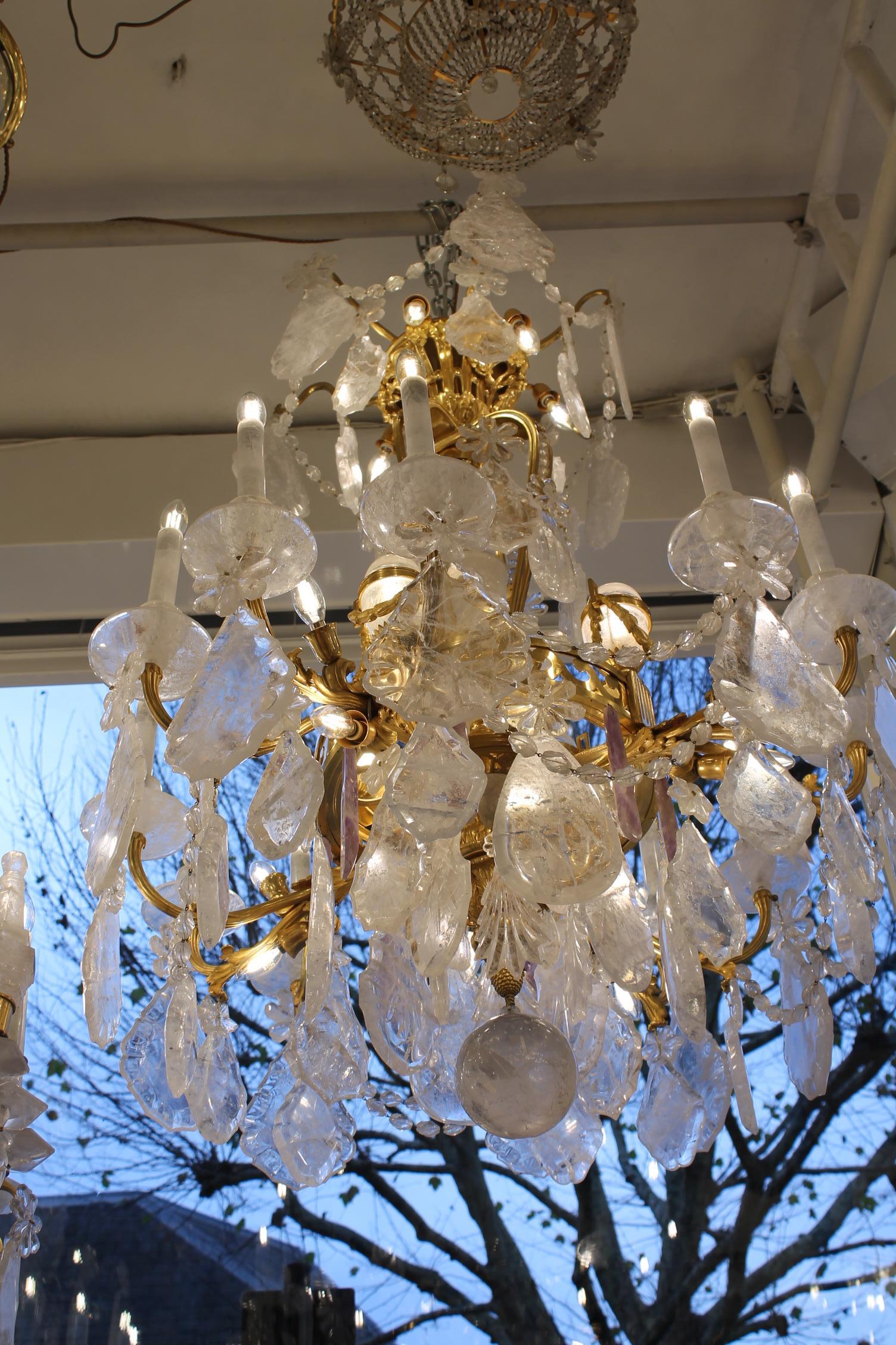 Bronzo francese  &  Lampadario in cristallo di rocca  38 luci in vendita 10