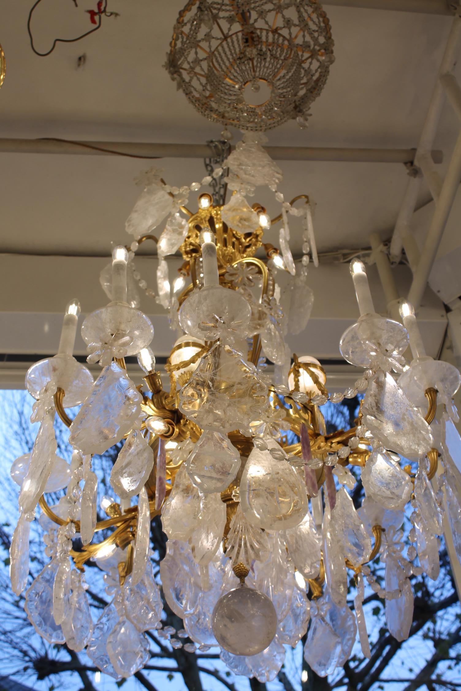 Bronzo francese  &  Lampadario in cristallo di rocca  38 luci in vendita 11