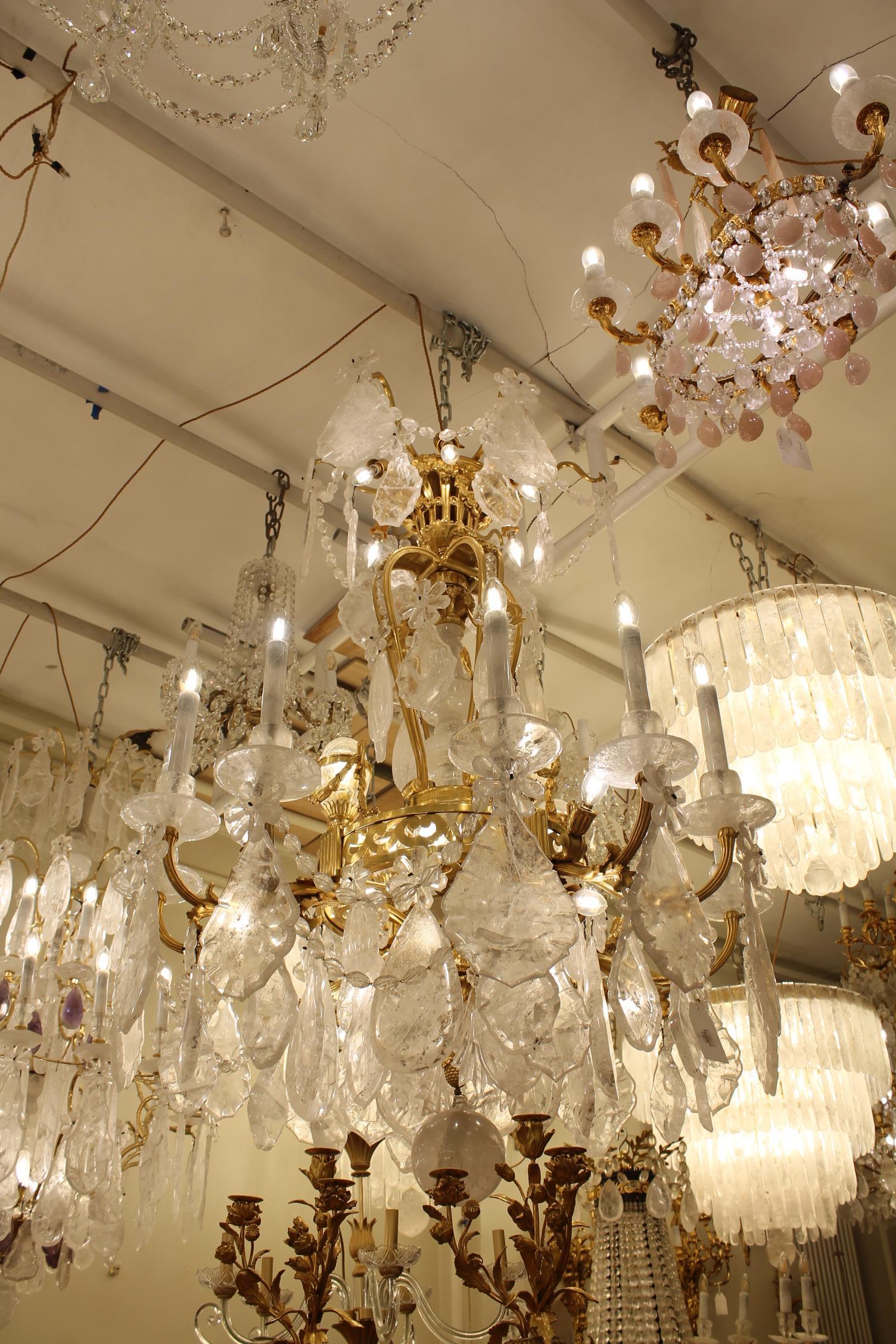 Un magnifico lampadario Faberge a 12 bracci in bronzo e cristallo di rocca risalente al 1870 circa.    Con quattro uova Faberge e  38 Luci. I tubi delle candele in cristallo di rocca e le vaschette di sgocciolamento sono dotate di luci nella corona