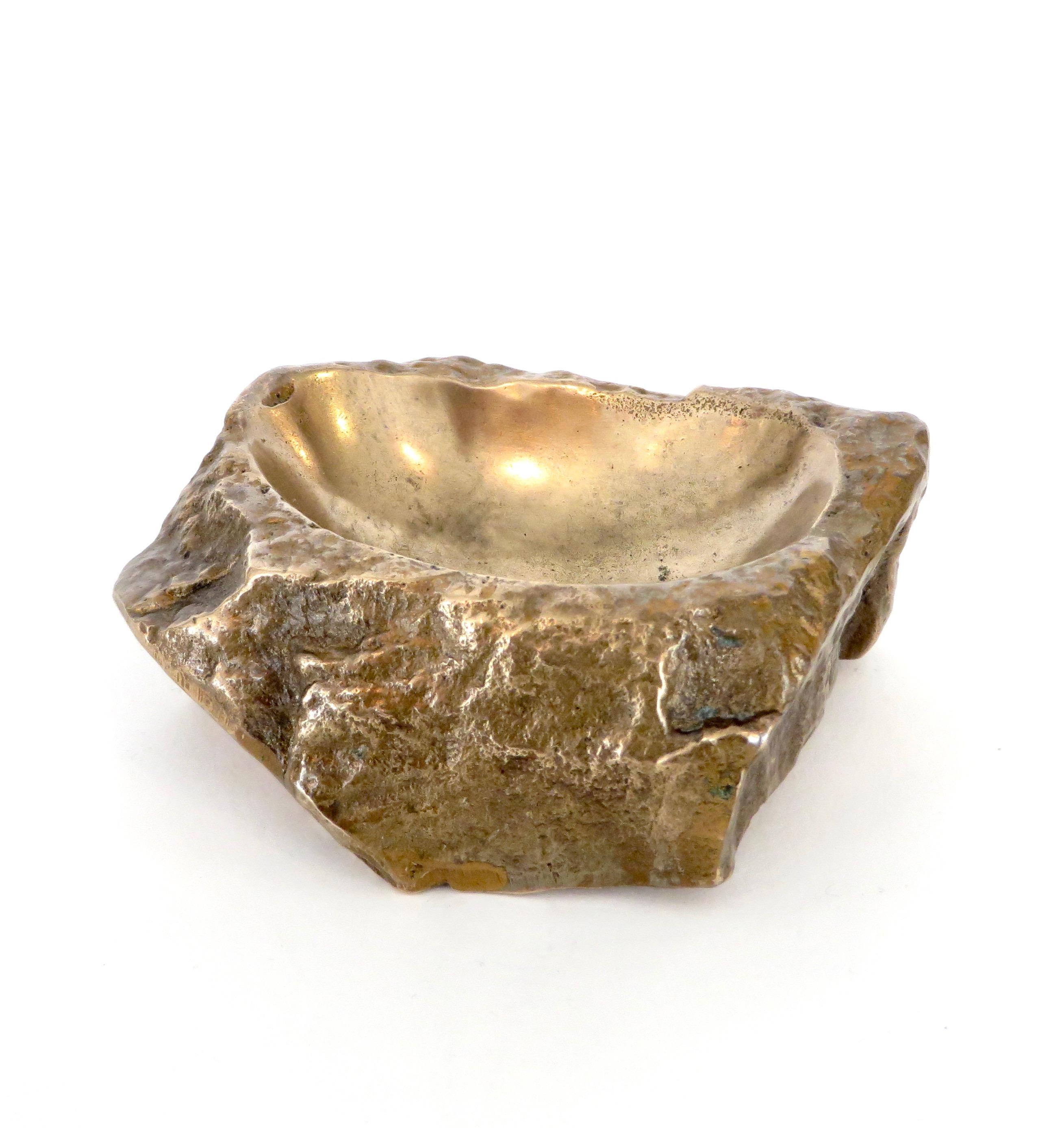 French artist Monique Gerber vintage sculptural bronze abstract rock form vide poche or ashtray.
The signature is difficult to read. Patina is beautiful and shows its age. These bronze objects were often used as ashtrays and this one has slight