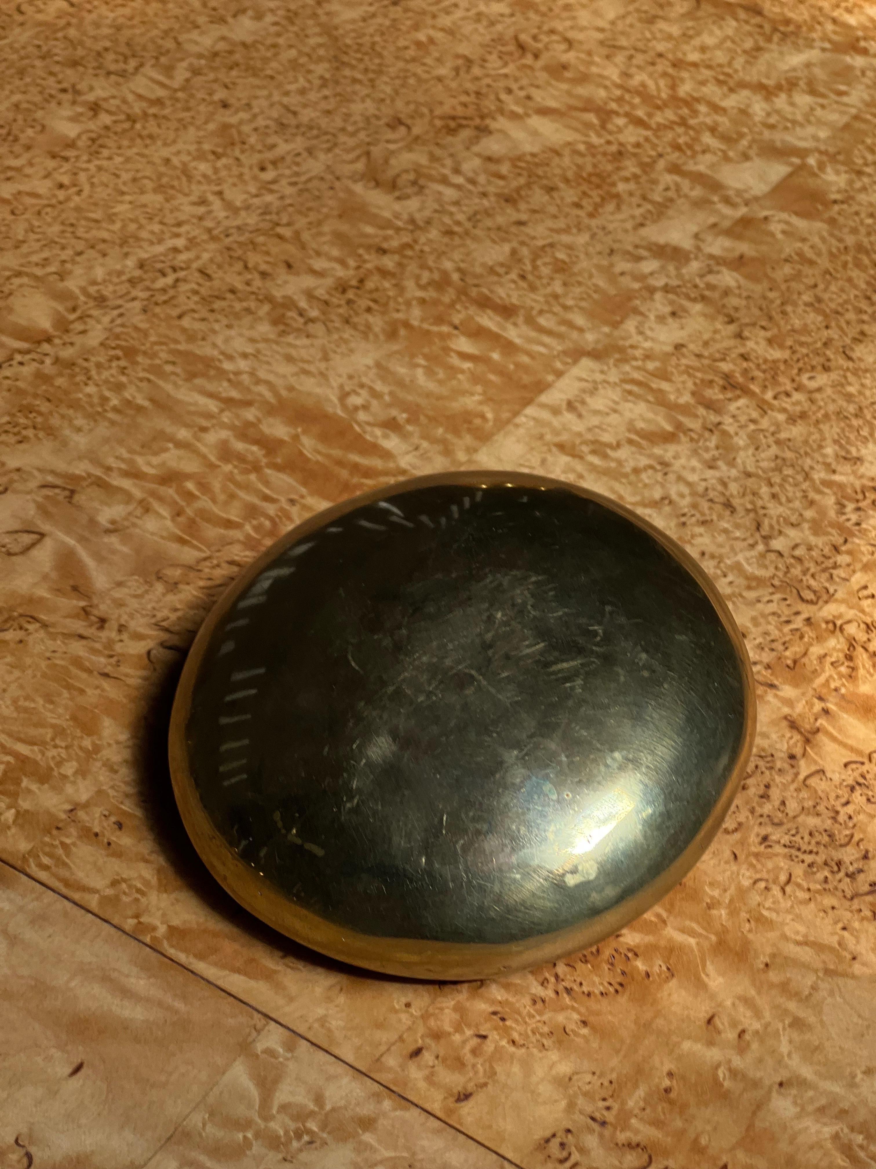 Cendrier rond en bronze français de l'ère spatiale similaire à l'orbe de Roger Tallon Bon état à Forest, BE