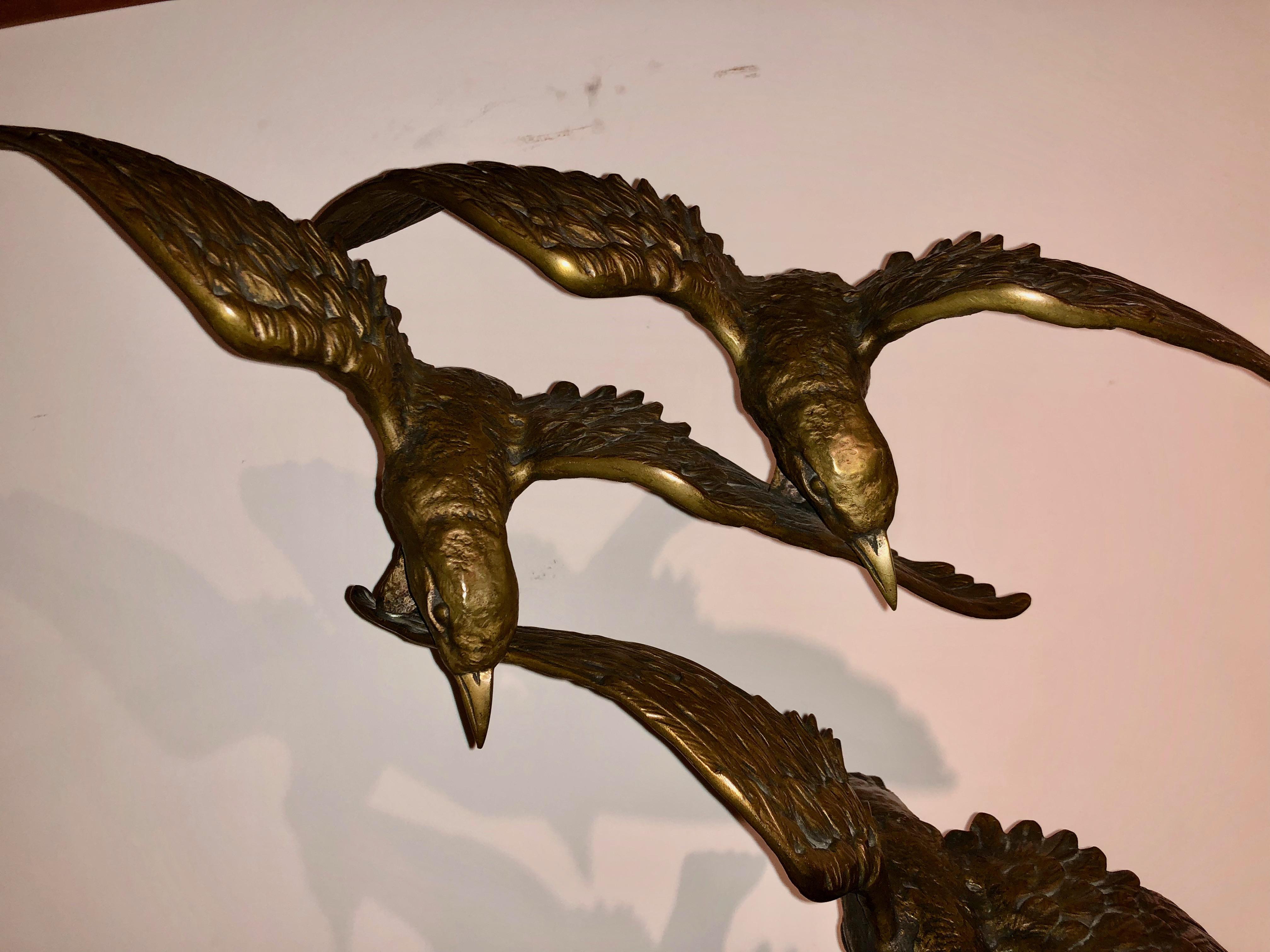 Français Sculpture française en bronze Art Déco Artiste E. Tissot Oiseaux en vol