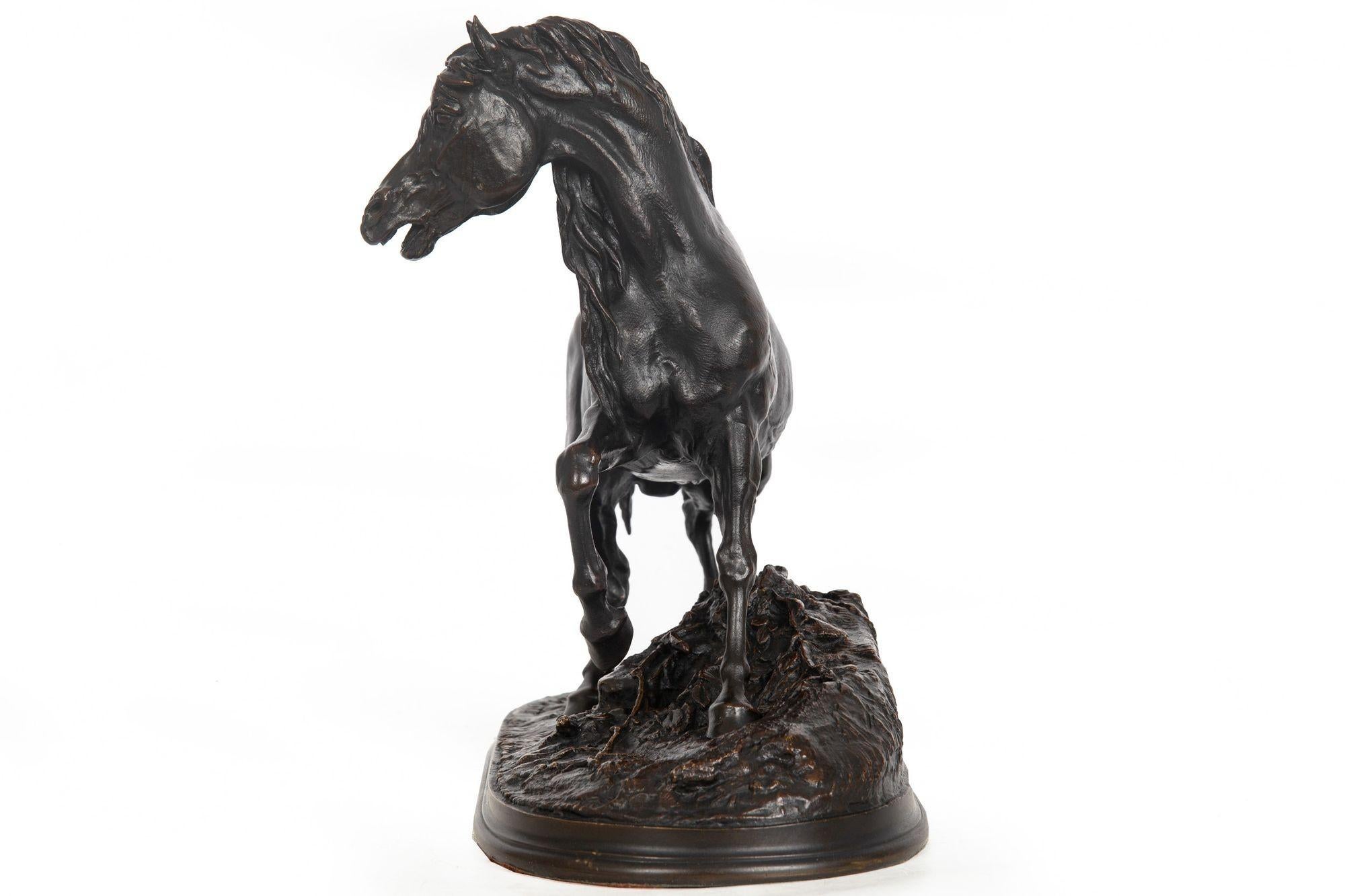 Français Sculpture en bronze française Cheval Libre d'après Pierre Jules Méne en vente