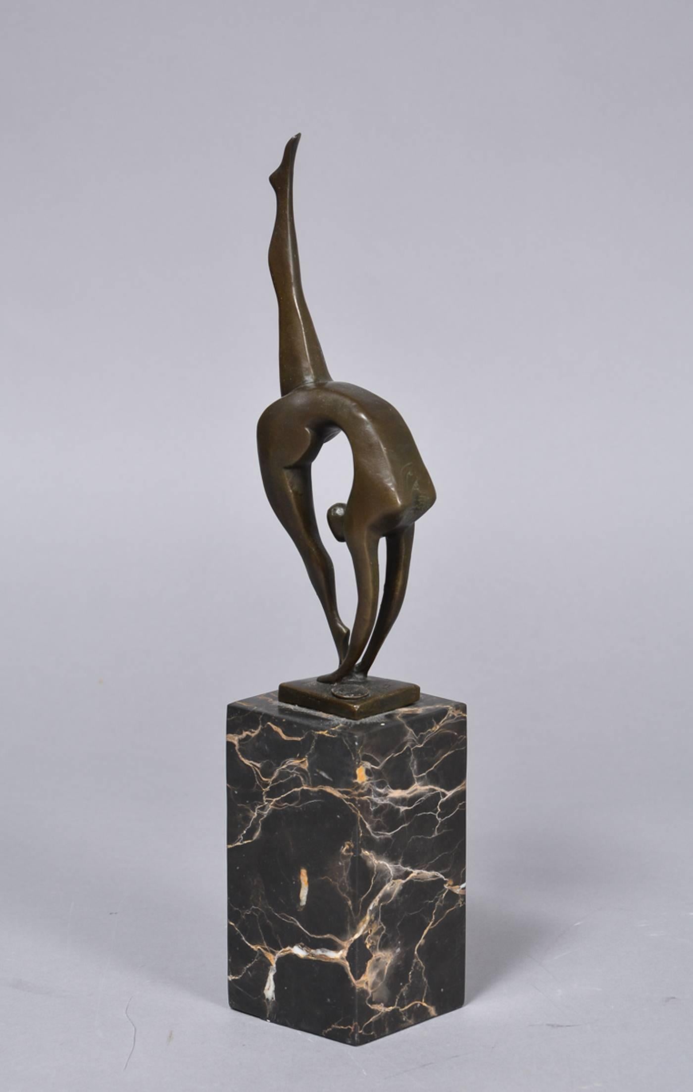 Sculpture en bronze patiné sur un haut socle en marbre estampillé : BRONZE GUARANTEE PARIS J.B.Deposee / signe. Milo:: H. 36 cm. avec étagère. Parfait état.