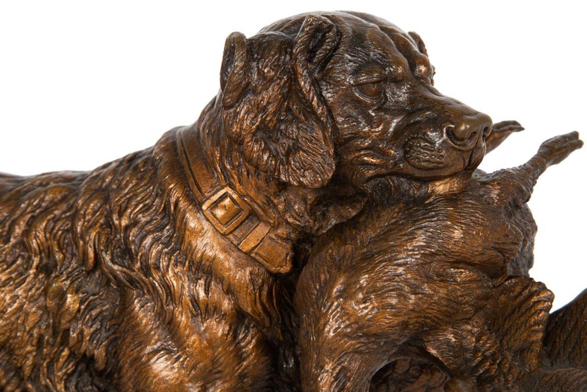 Sculpture française en bronze représentant un chien de chasse avec un oiseau, Paul-Edouard Delabrierre 3