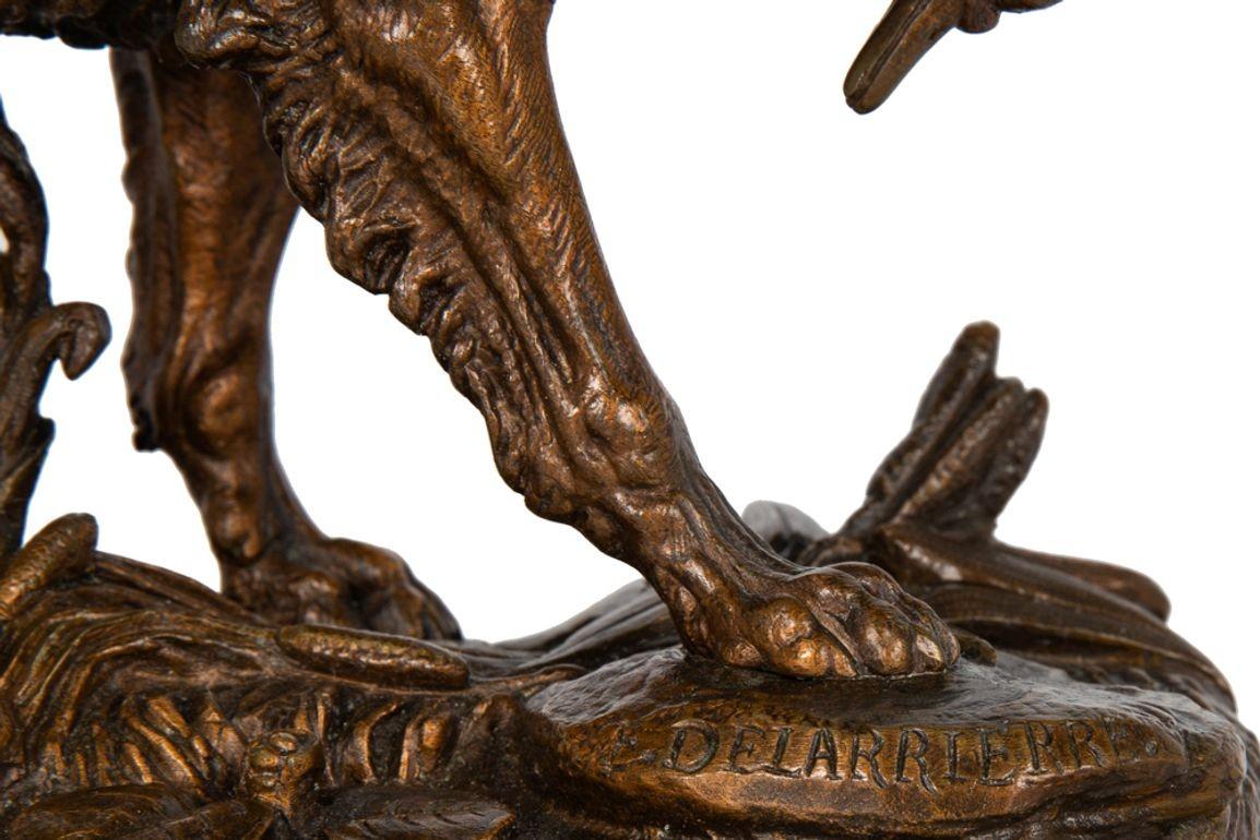 Sculpture française en bronze représentant un chien de chasse avec un oiseau, Paul-Edouard Delabrierre 4