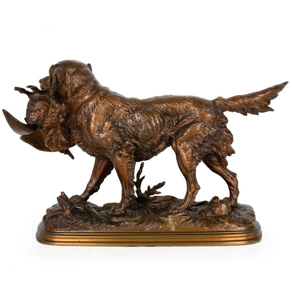 Romantique Sculpture française en bronze représentant un chien de chasse avec un oiseau, Paul-Edouard Delabrierre