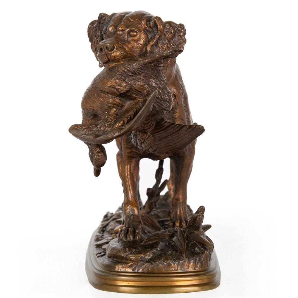 Français Sculpture française en bronze représentant un chien de chasse avec un oiseau, Paul-Edouard Delabrierre