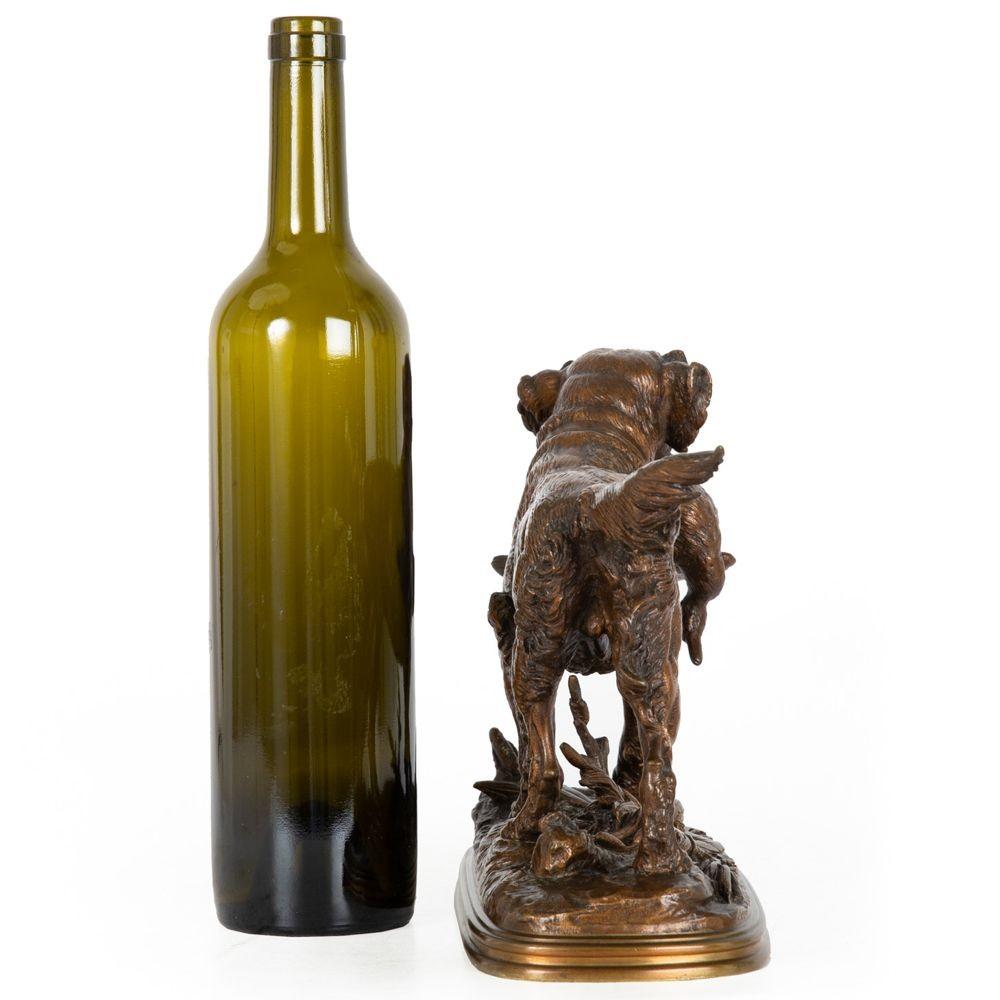 Patiné Sculpture française en bronze représentant un chien de chasse avec un oiseau, Paul-Edouard Delabrierre