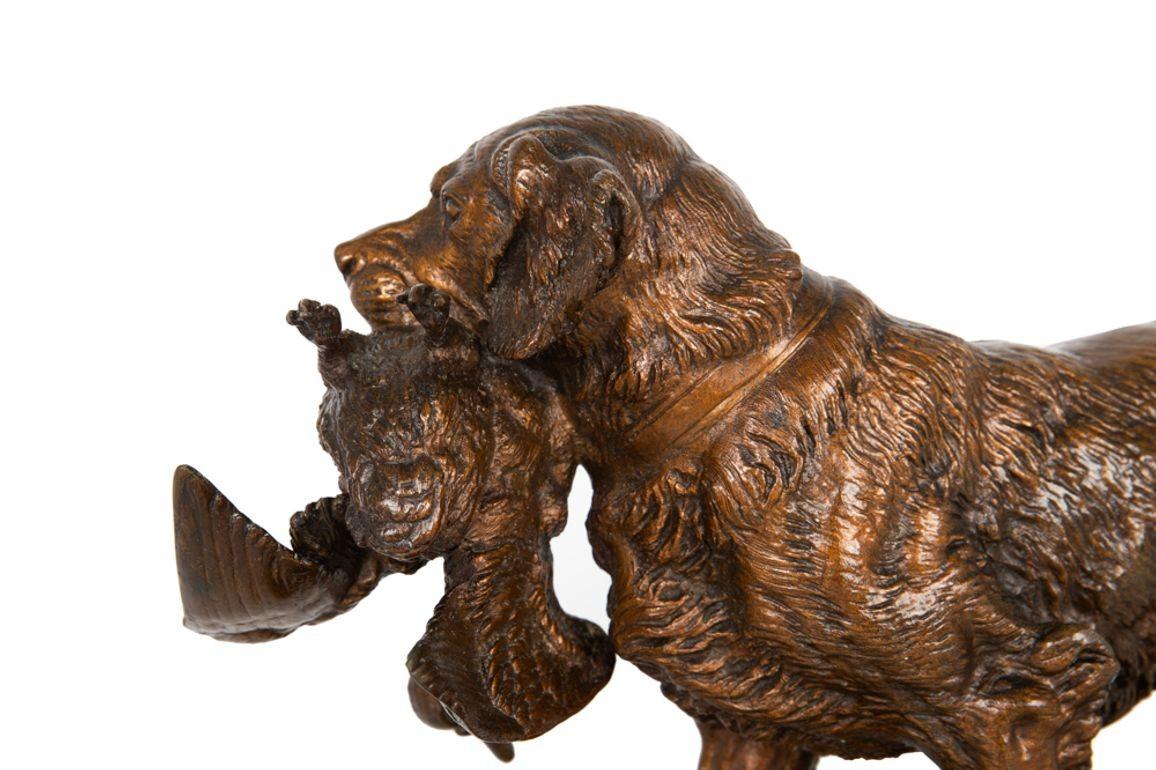 XIXe siècle Sculpture française en bronze représentant un chien de chasse avec un oiseau, Paul-Edouard Delabrierre