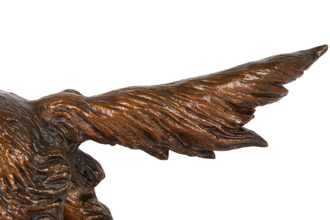 Bronze Sculpture française en bronze représentant un chien de chasse avec un oiseau, Paul-Edouard Delabrierre