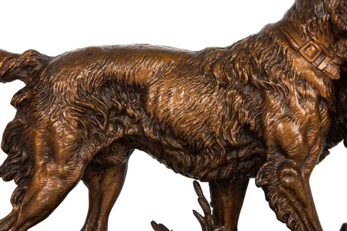 Sculpture française en bronze représentant un chien de chasse avec un oiseau, Paul-Edouard Delabrierre 1
