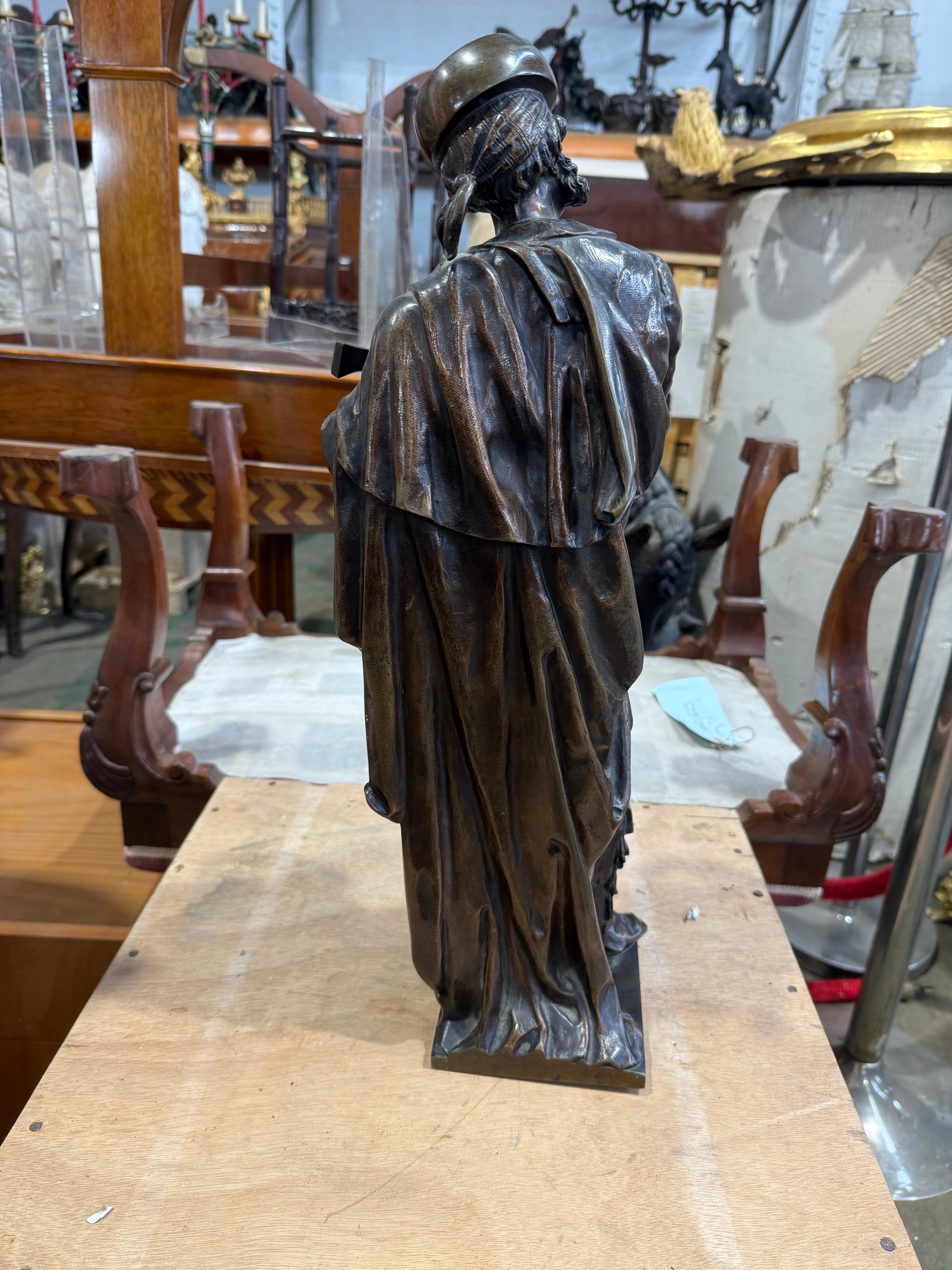 Un'affascinante ed espressiva figura in bronzo francese dell'inizio del XX secolo che raffigura un trovatore in piena serenata, che culla un mandolino. Con un tocco romantico, questa scultura splendidamente fusa cattura un momento di spettacolo,