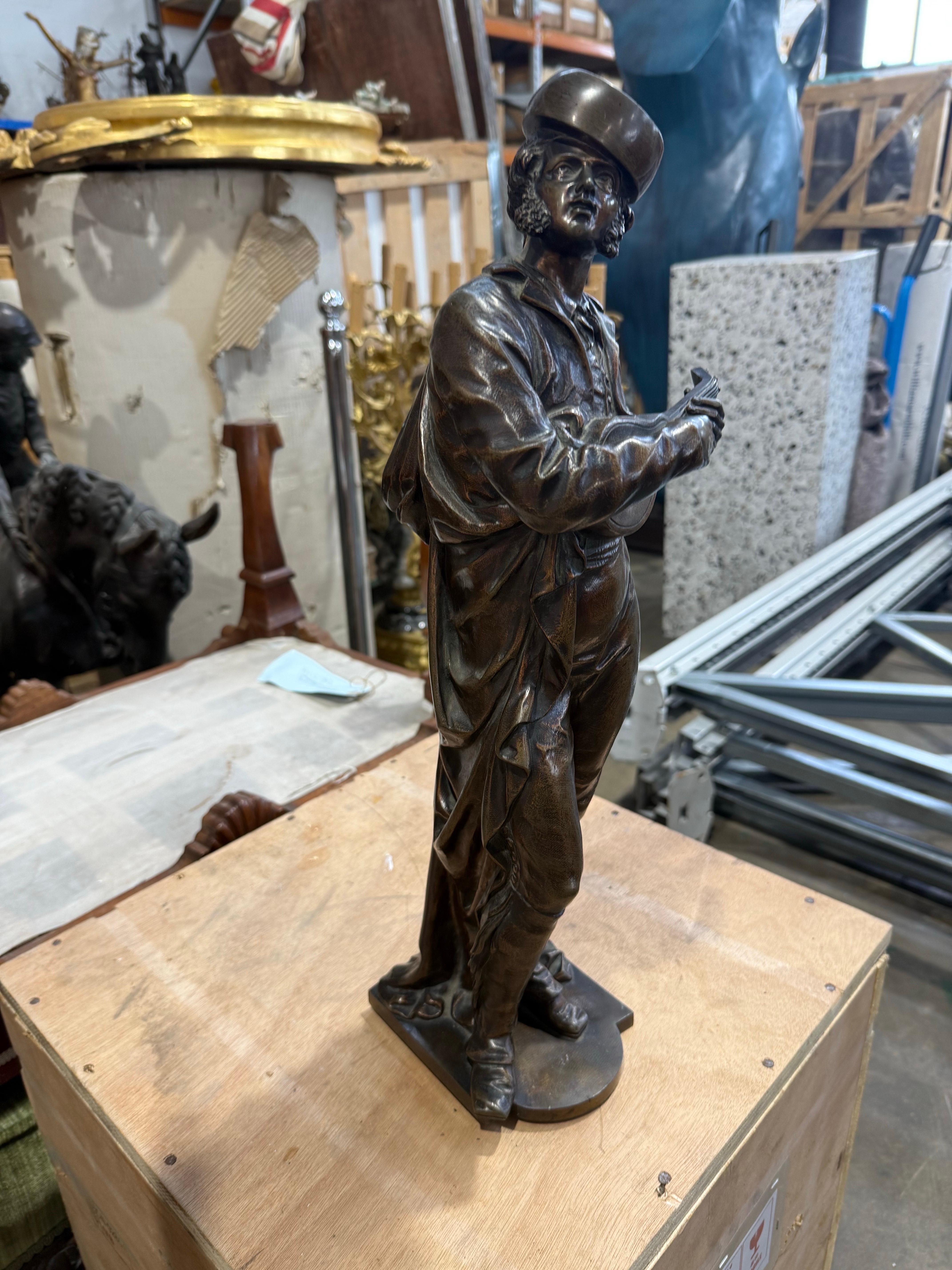 Scultura francese in bronzo di un Trovatore con Mandolino In condizioni buone in vendita a Southall, GB