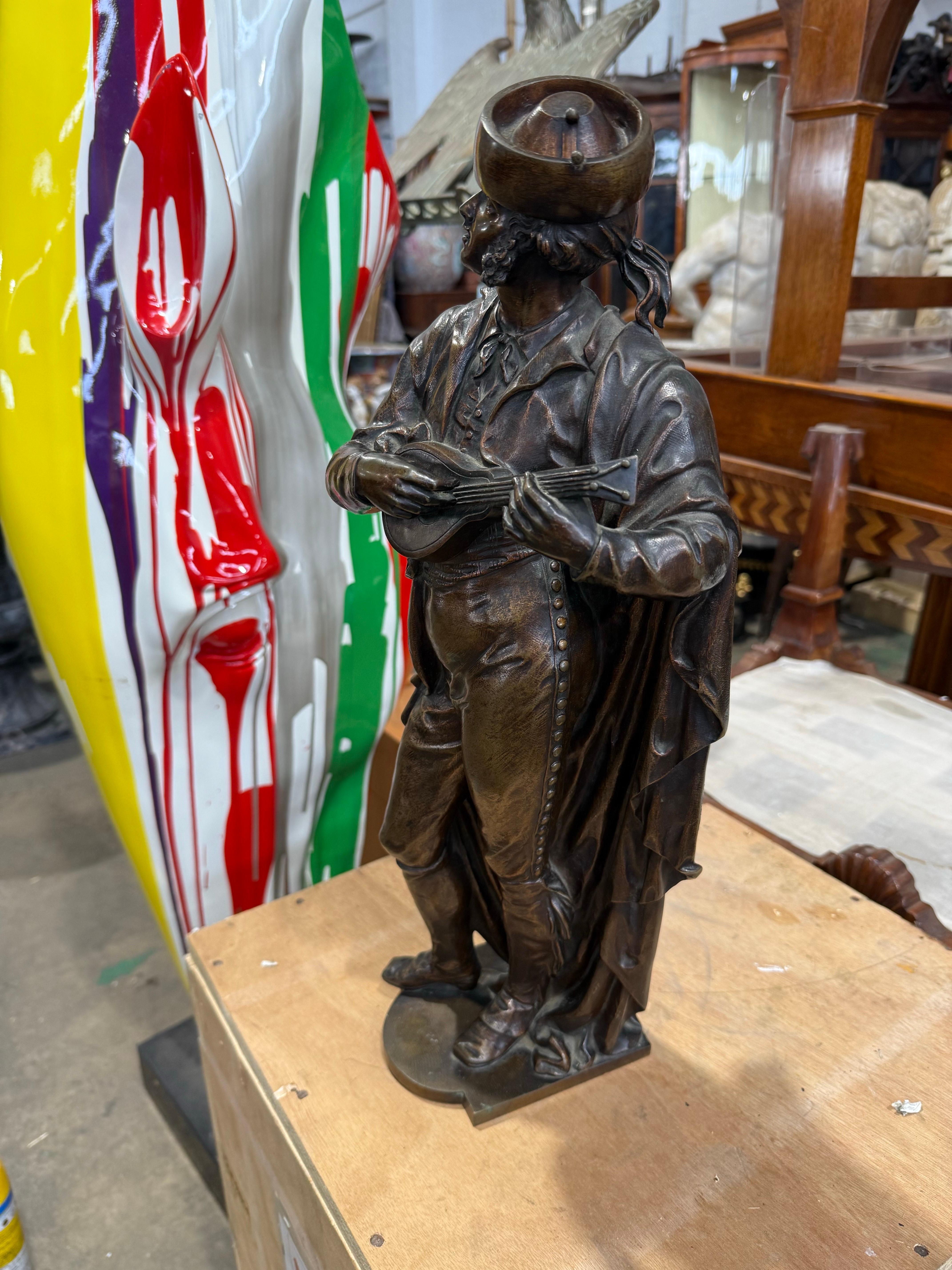 XX secolo Scultura francese in bronzo di un Trovatore con Mandolino in vendita